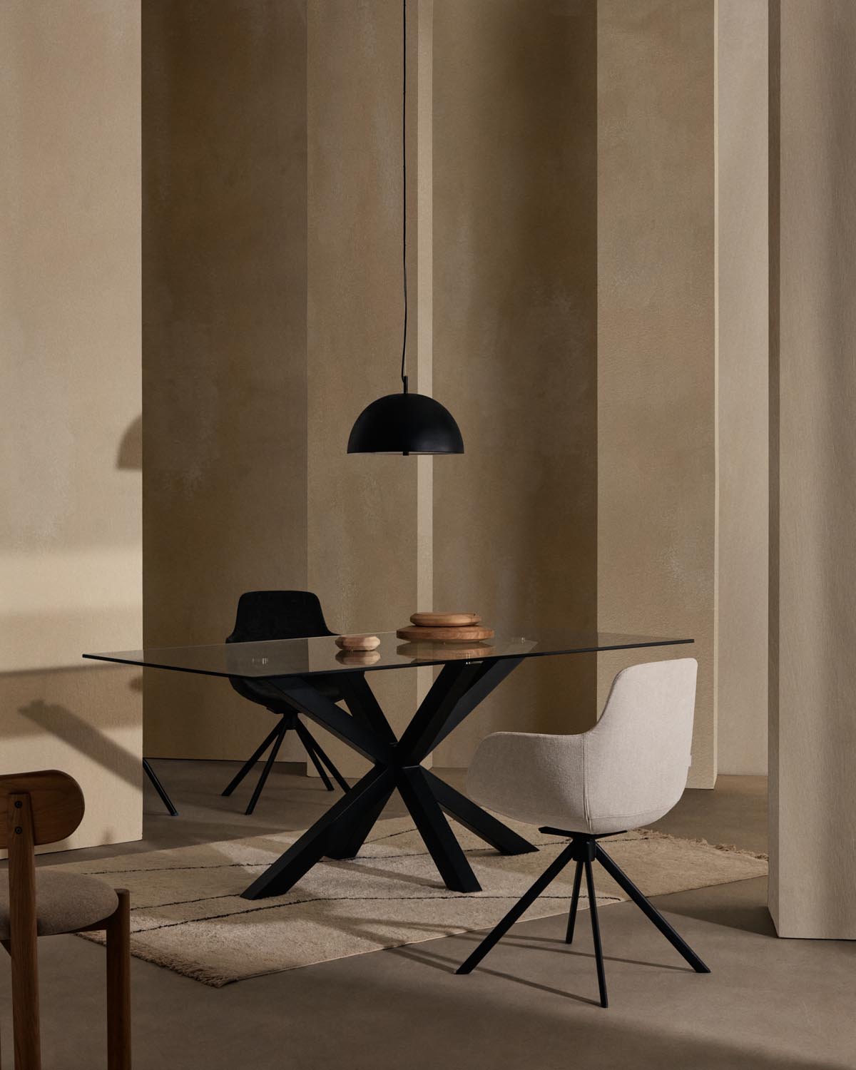 Eleganter Argo Tisch: Glasplatte, schwarze Stahlbeine, 160x90 cm.