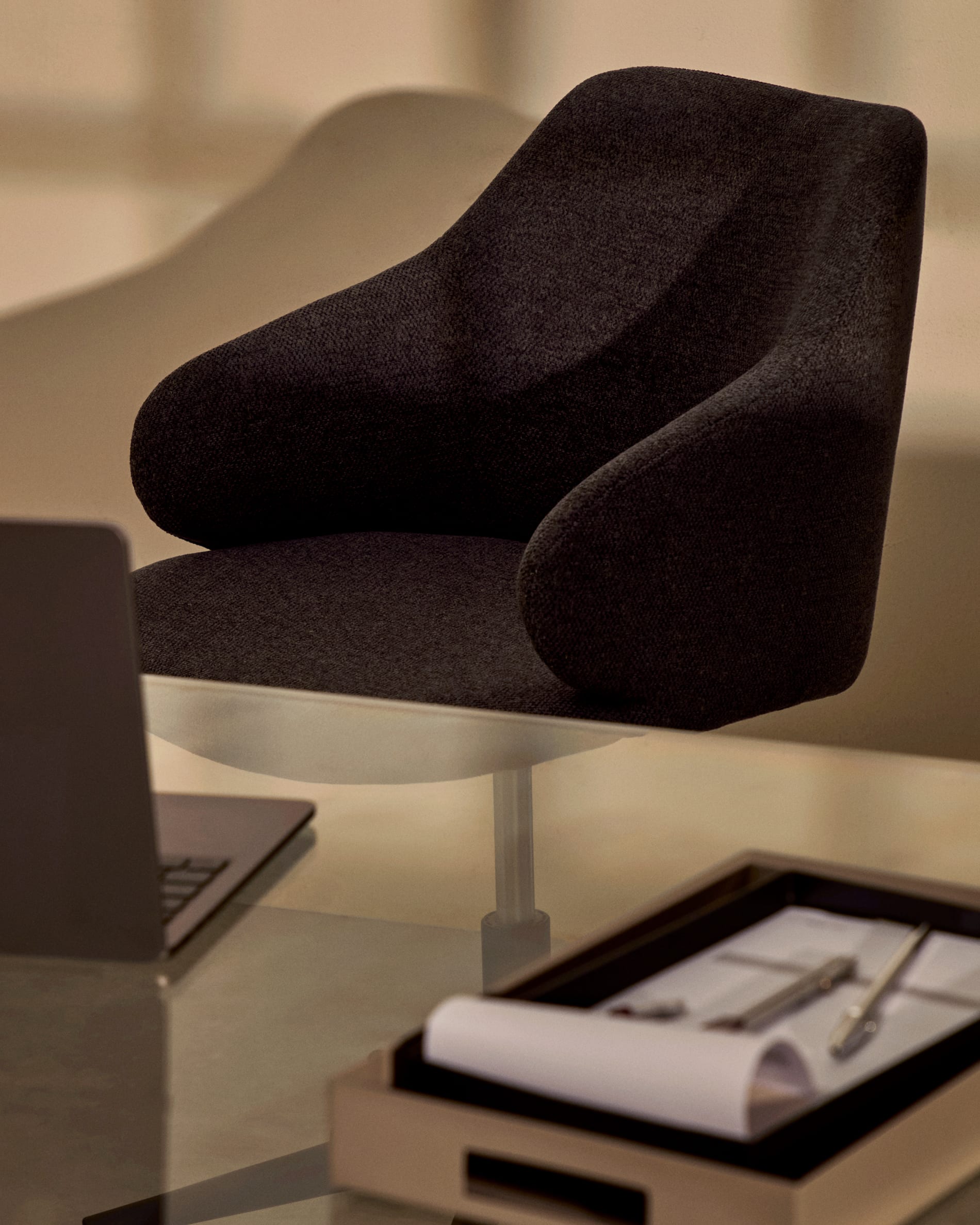 Eleganter Burano Tisch aus klarem Glas (125 x 70 cm) von Kave Home, perfekt für zeitgemäße Essbereiche und gesellige Zusammenkünfte.
