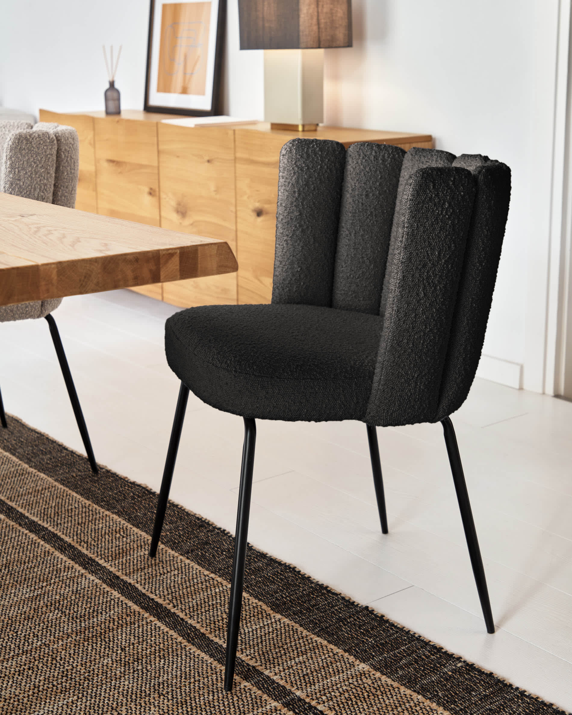 Erleben Sie den Lotty Tisch von Kave Home: 220 x 100 cm, aus hochwertigem Eichenfurnier mit natürlichem Finish und modernen Glasbeinen – perfekt für Ihr Zuhause.