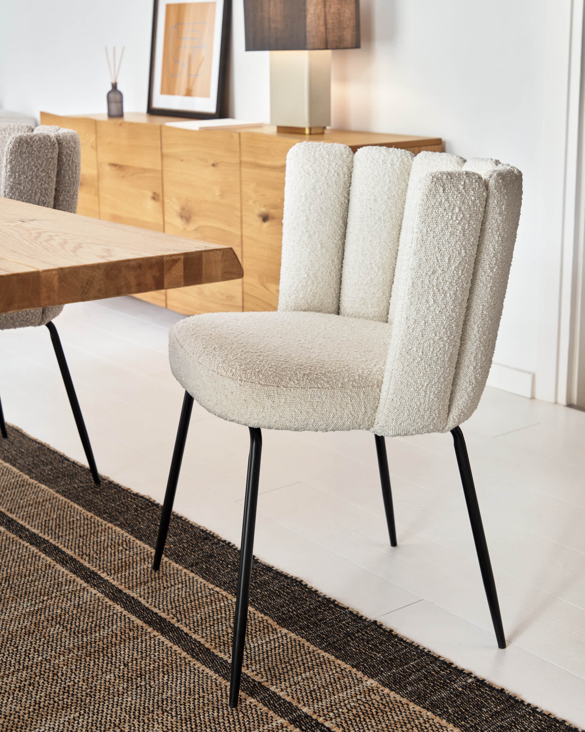 Entdecken Sie den Lotty Tisch von Kave Home: 220 x 100 cm, Eichenfurnier mit natürlichem Finish und eleganten Glasbeinen – ideal für gesellige Esszimmer.