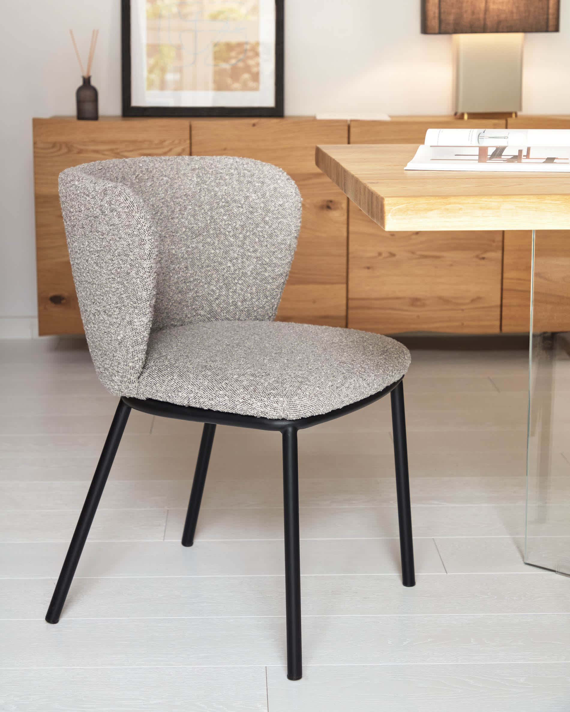 Eleganter Lotty Esstisch aus Eichenfurnier mit natürlichem Finish und stilvollen Glasbeinen, perfekt für moderne Essbereiche.