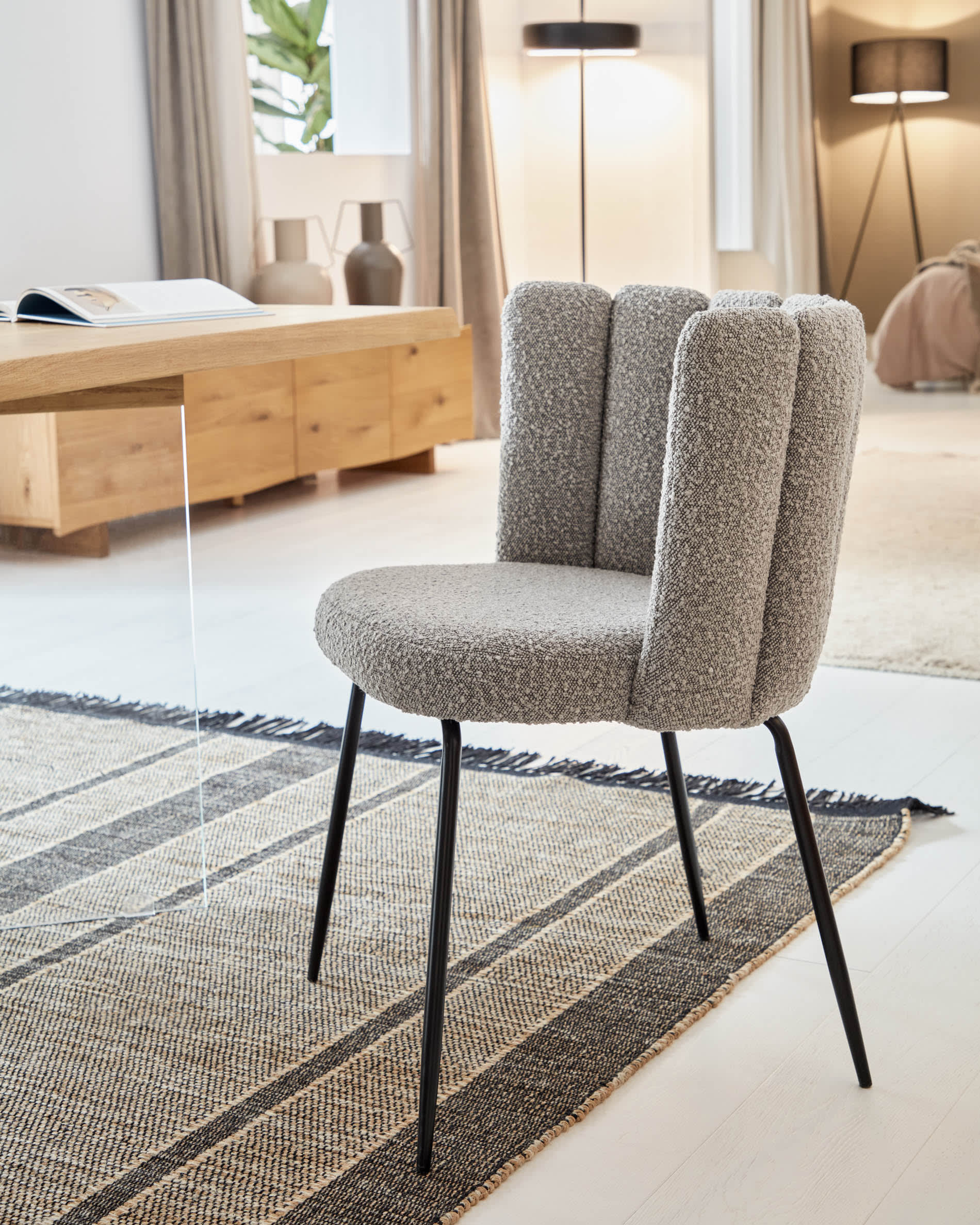 Eleganter Lotty Esstisch mit Eichenfurnier und Glasbeinen, 220 x 100 cm, ideal für moderne Essbereiche und gesellige Runden.