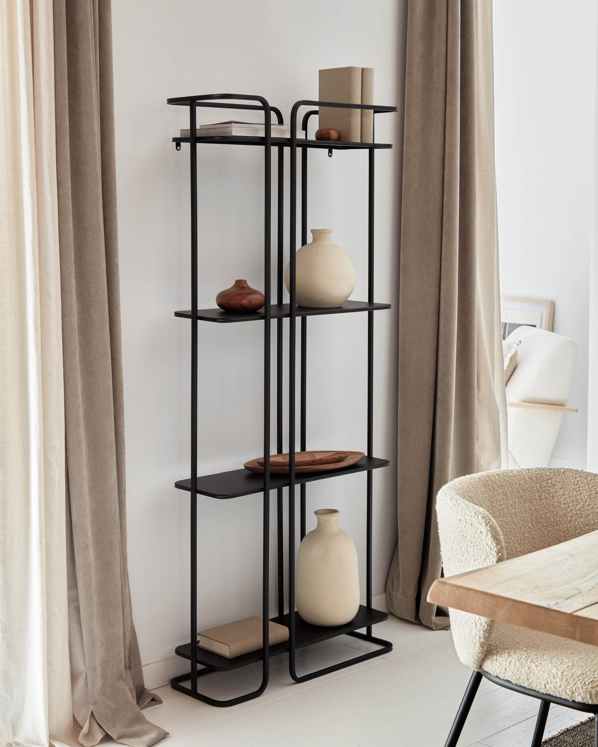 Moderner Lotty Tisch aus Eichenfurnier mit natürlichem Finish und stilvollen Glasbeinen, perfekt für einladende Esszimmer.