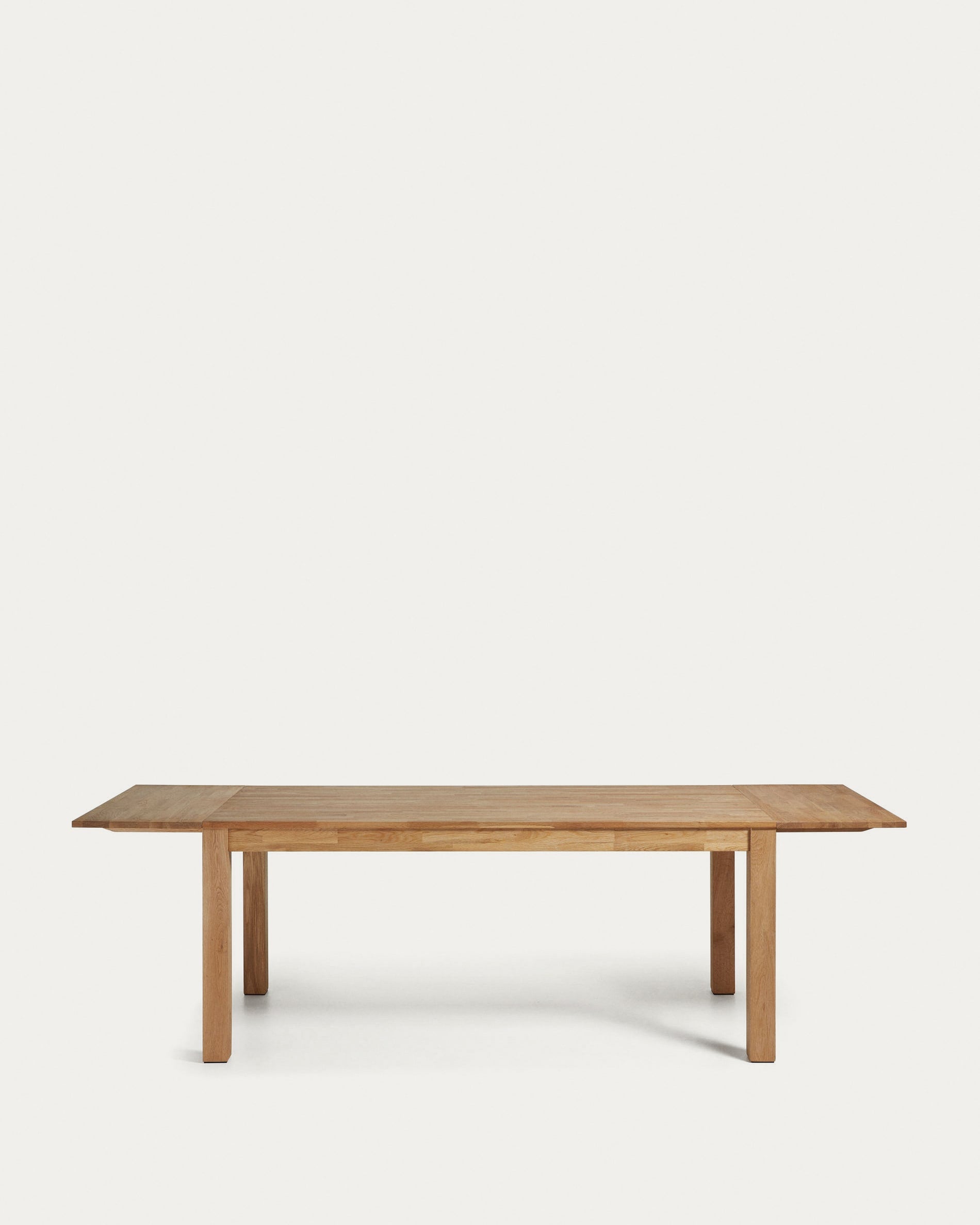 Eleganter, ausziehbarer Tisch Isbel aus hochwertigem Eichenholz, perfekt für stilvolle Esszimmer und gesellige Zusammenkünfte.