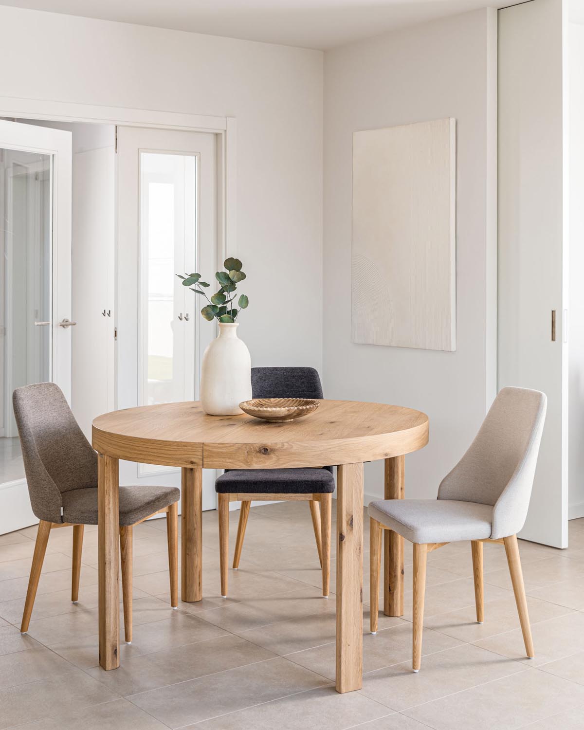 Rosie Stuhl: Beiger Chenille, Eschenholz, zeitloses Design von Kave Home.