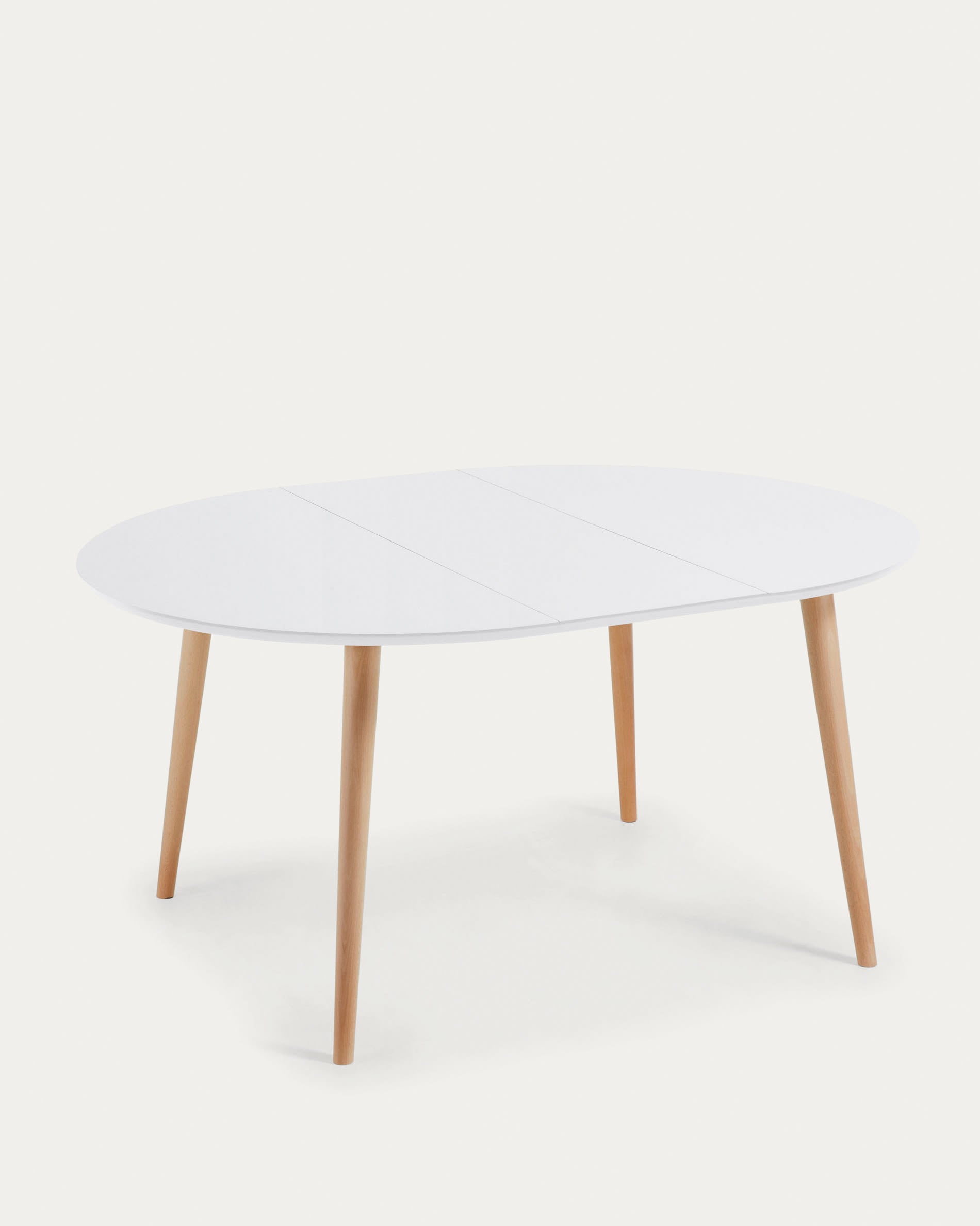 Moderner runder Esstisch Oqui mit weißer MDF-Oberfläche und stabilen Buchenbeinen, ausziehbar von 120 auf 200 cm, ideal für jedes Esszimmer.