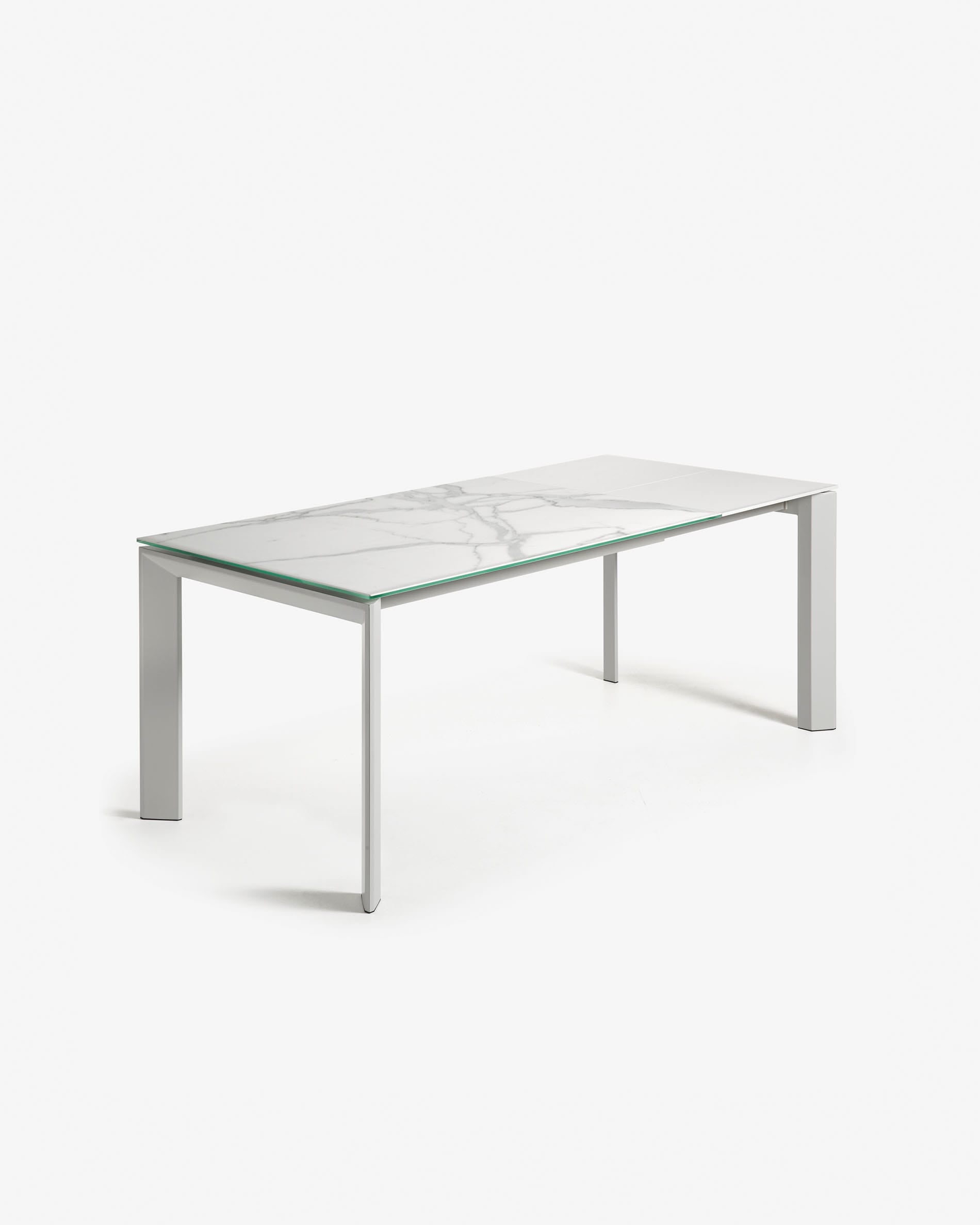 Eleganter Axis Ausziehtisch mit Feinsteinzeugplatte in Kalos Blanco und grauen Beinen, ausziehbar von 140 auf 200 cm, von Kave Home.