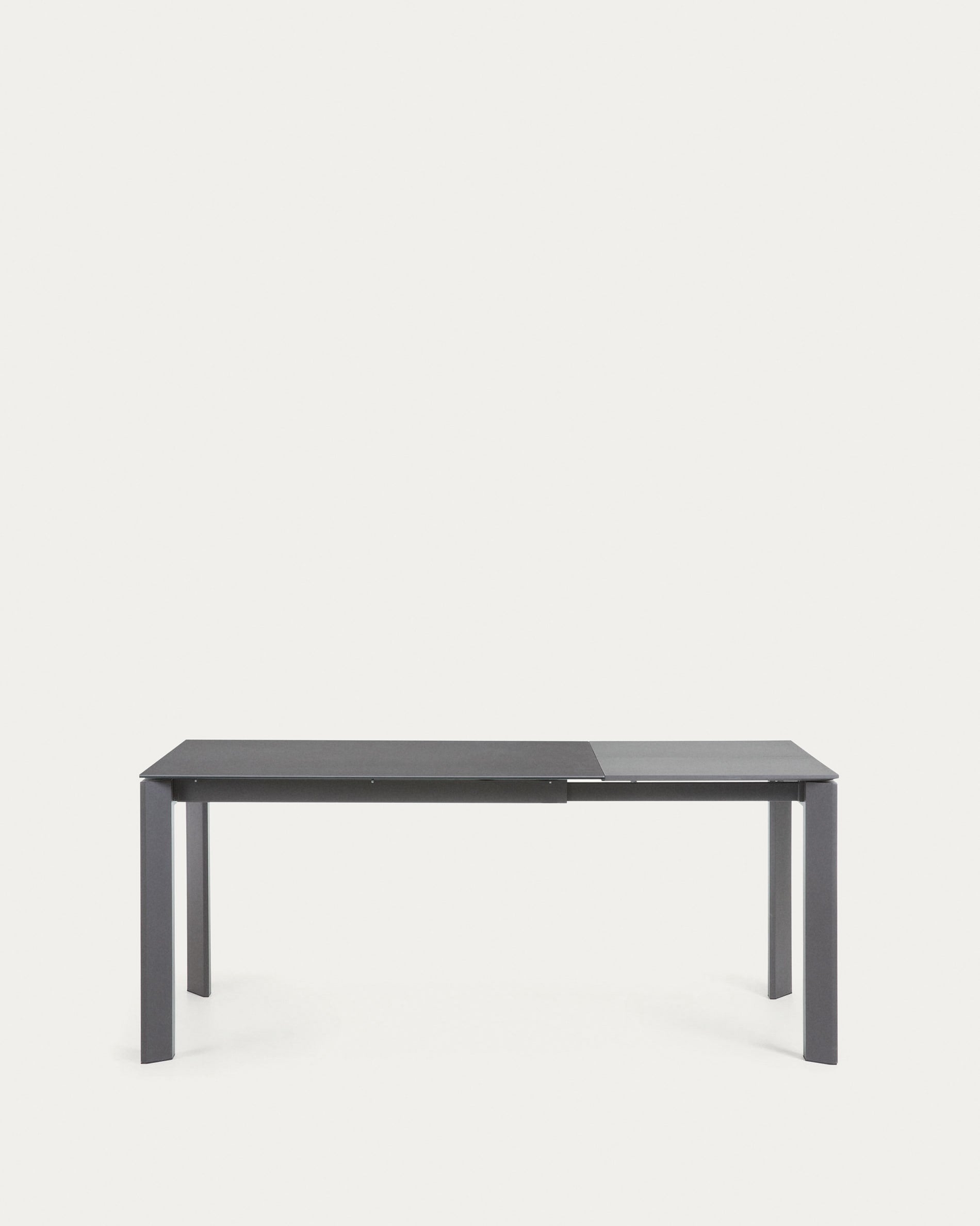 Eleganter Ausziehtisch mit Vulcano Roca Feinsteinzeugplatte und dunklen Stahlbeinen, 120-180 cm, von Kave Home.