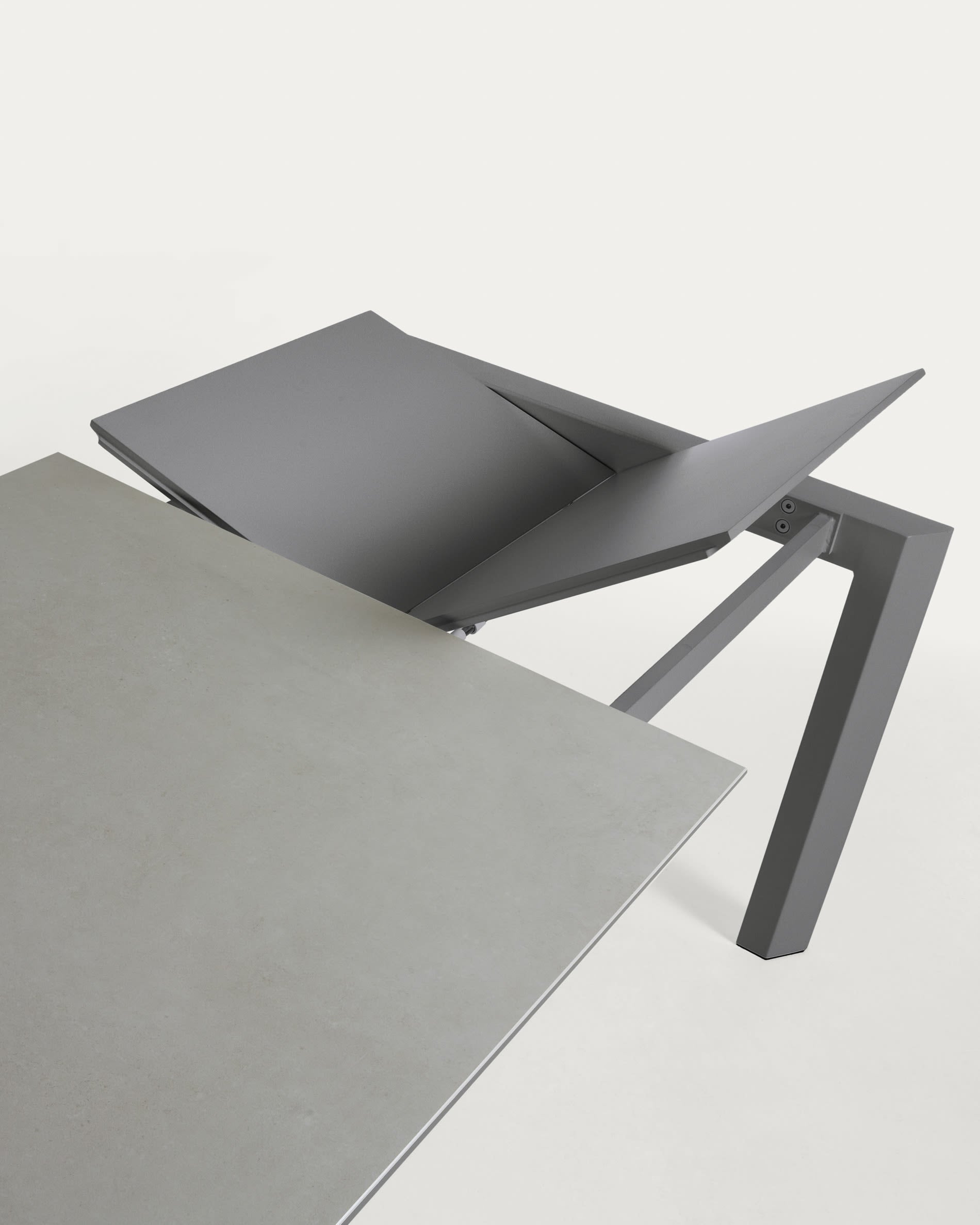 Moderner Axis Ausziehtisch von Kave Home mit robuster Feinsteinzeugplatte und stilvollen anthrazitfarbenen Beinen, erweiterbar auf 220 cm.