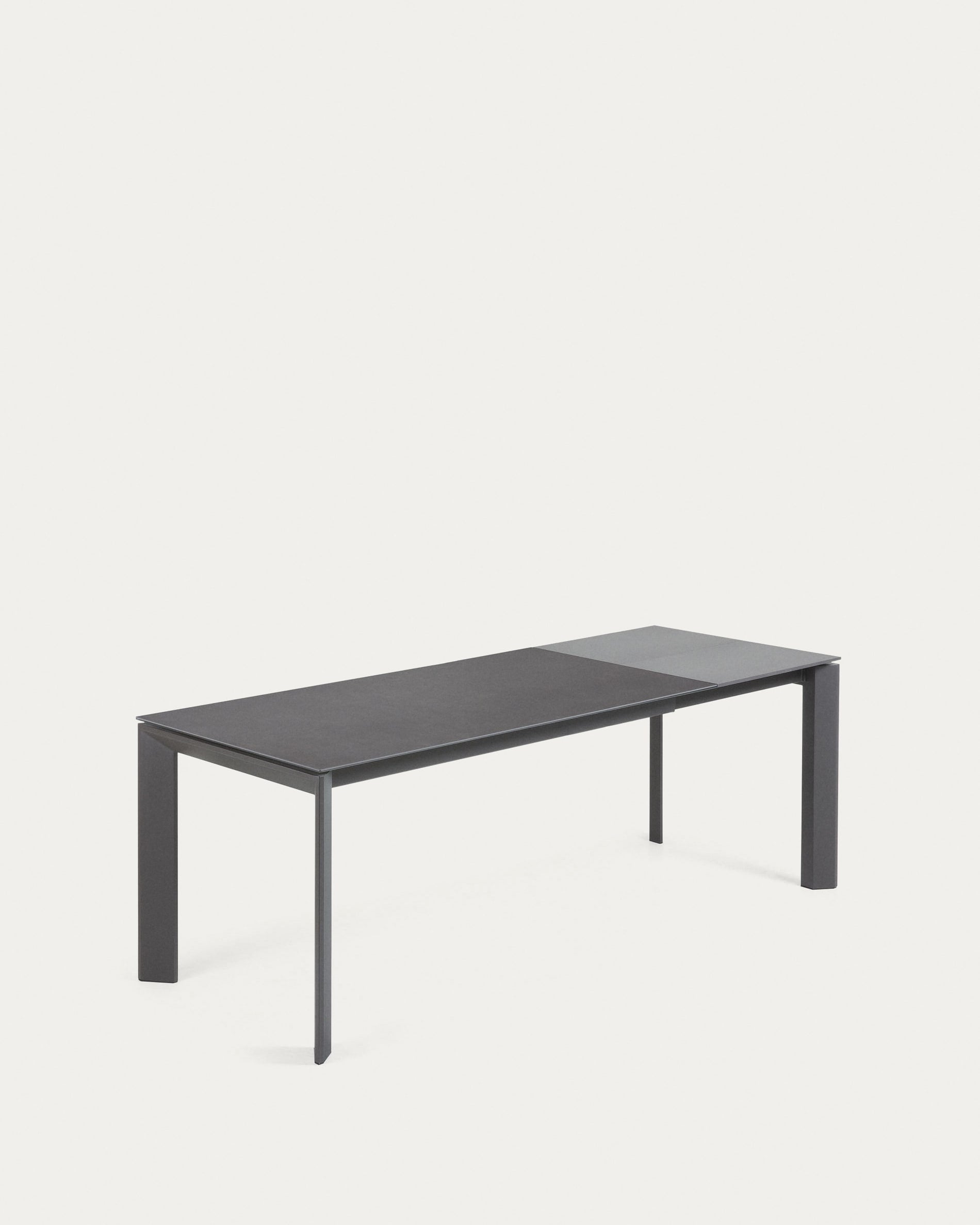 Eleganter Axis Ausziehtisch mit Vulcano Roca Feinsteinzeugplatte und dunkelgrauen Beinen, 160-220 cm, von Kave Home.