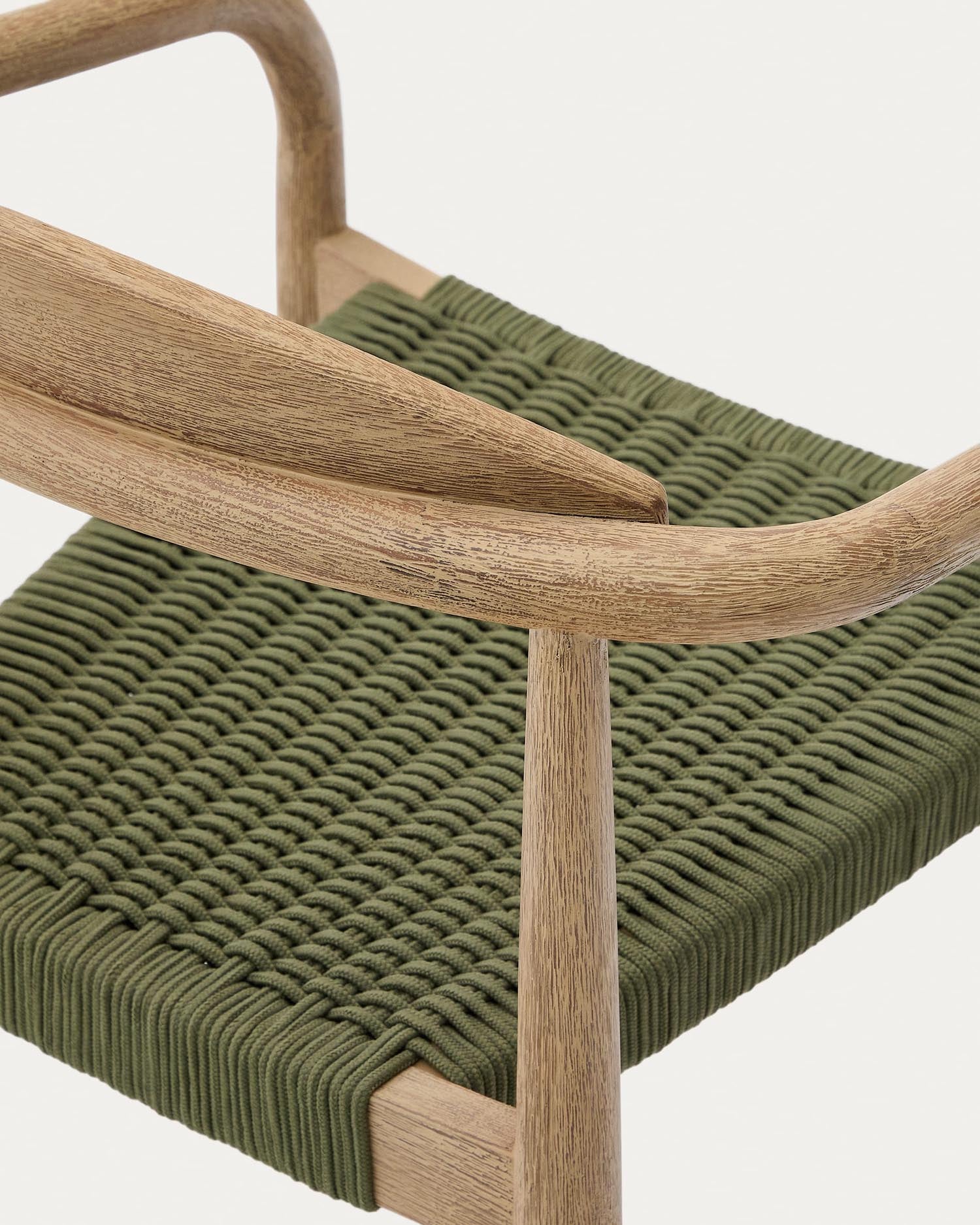 Entdecken Sie den stilvollen Stuhl Nina aus massivem Akazienholz und grünem Seil – ideal für Outdoor-Bereiche, langlebig und umweltfreundlich.