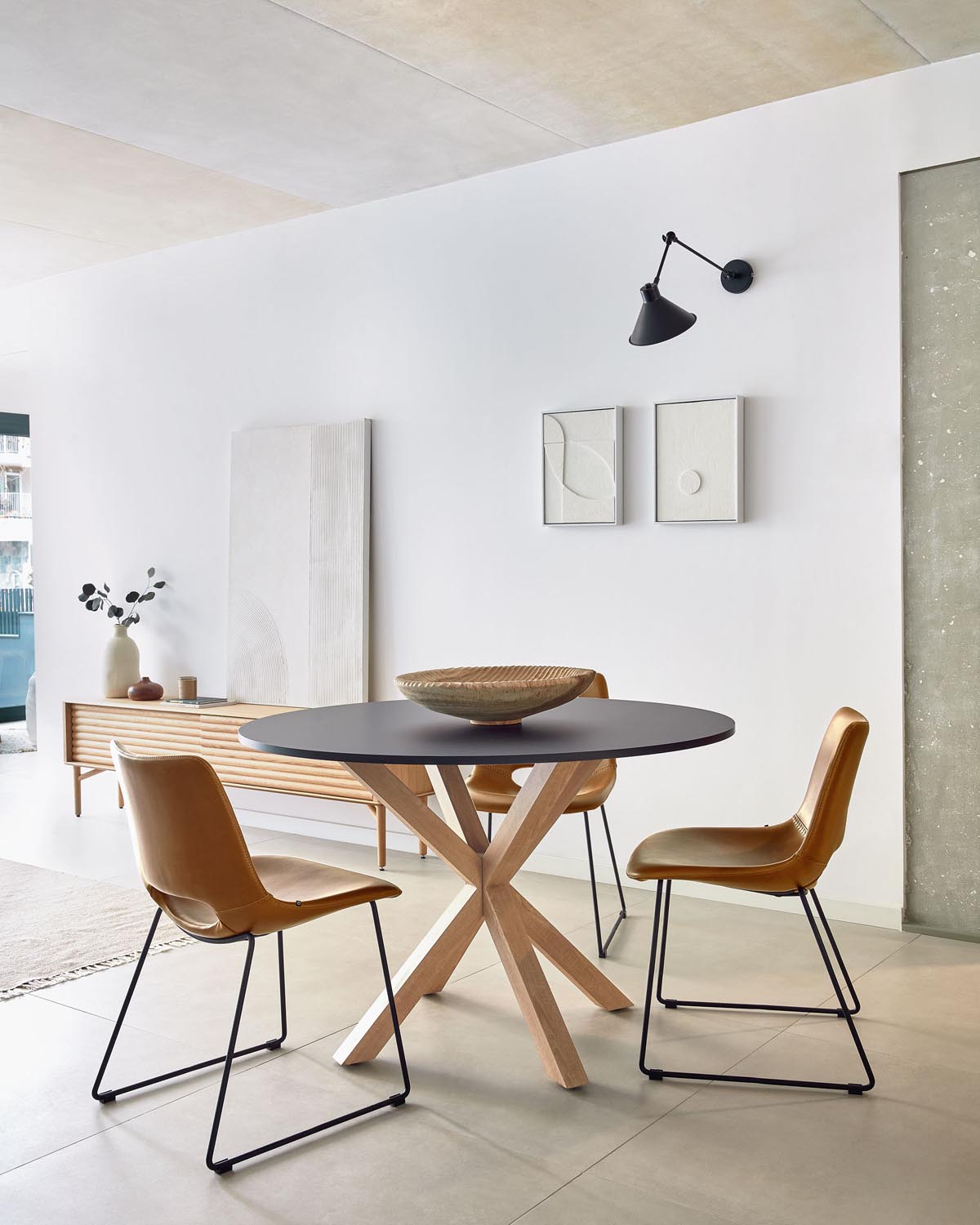 Eleganter Zahara Stuhl: Kunstleder Braun, schwarze Stahlbeine.
