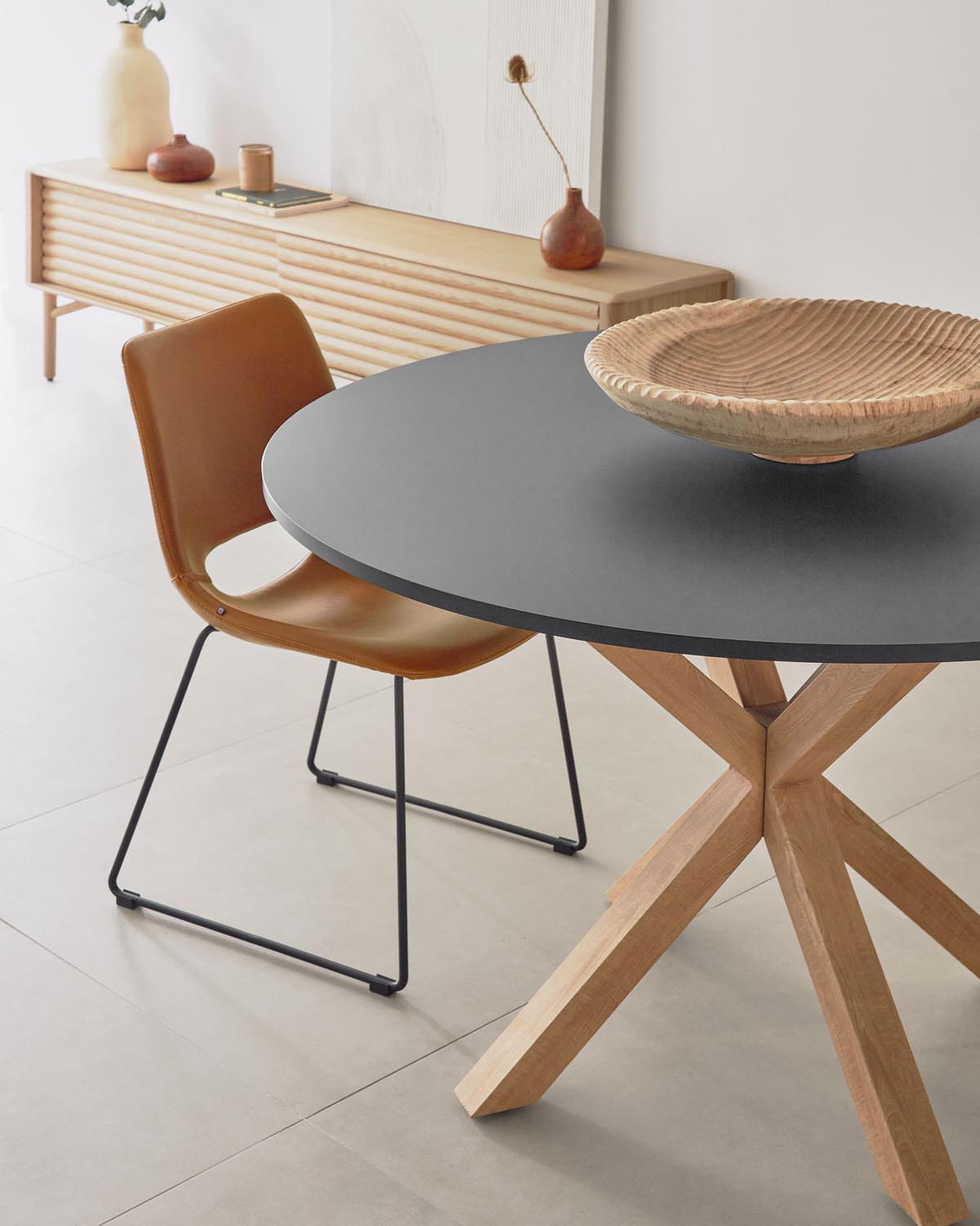 Zahara Stuhl: Braunes Kunstleder, schwarze Stahlbeine, Kave Home.