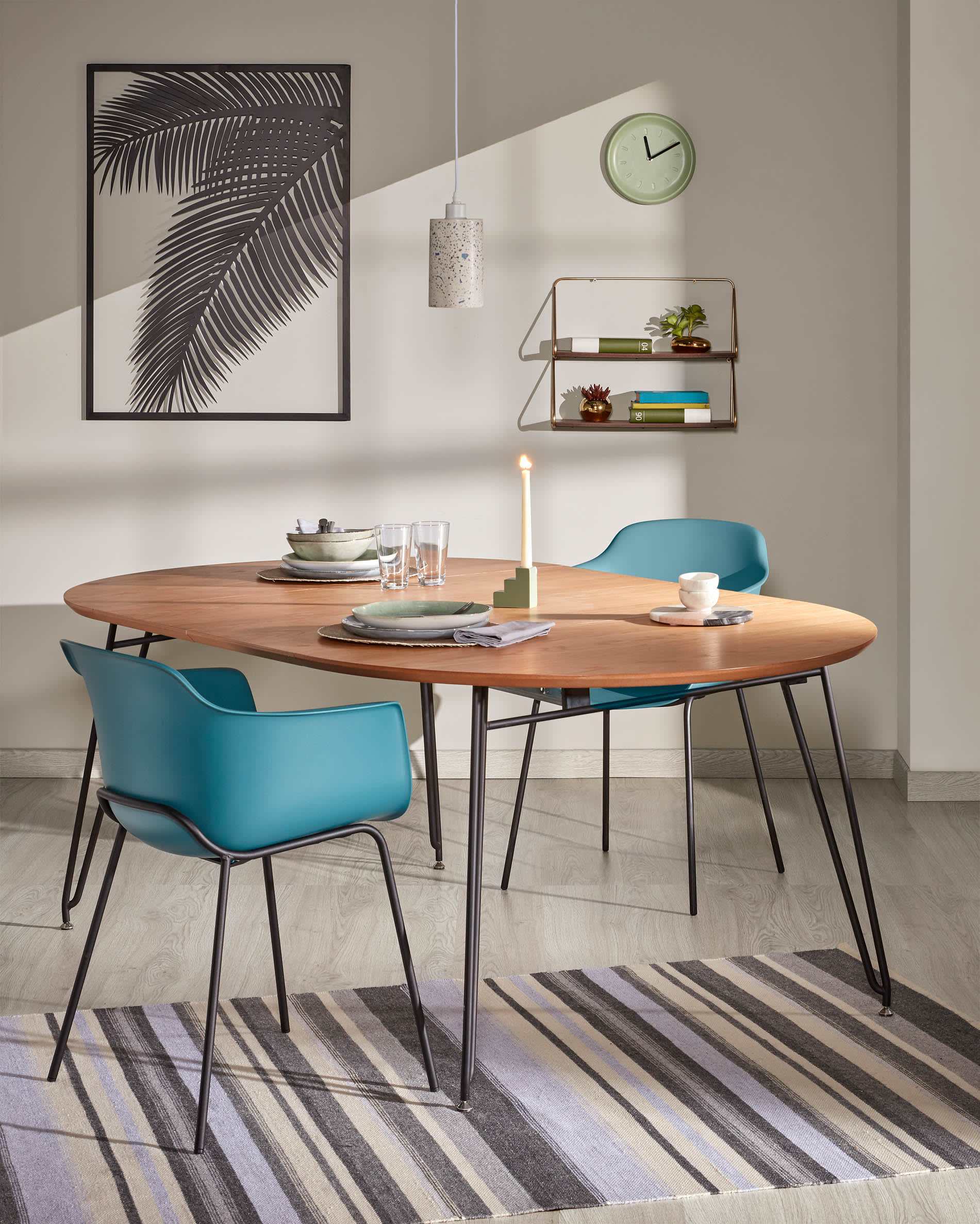 Eleganter, runder Esstisch Novac mit Eichenfurnier und schwarzen Stahlbeinen, ausziehbar von Ø 120 cm auf 200 cm, perfekt für gesellige Runden.
