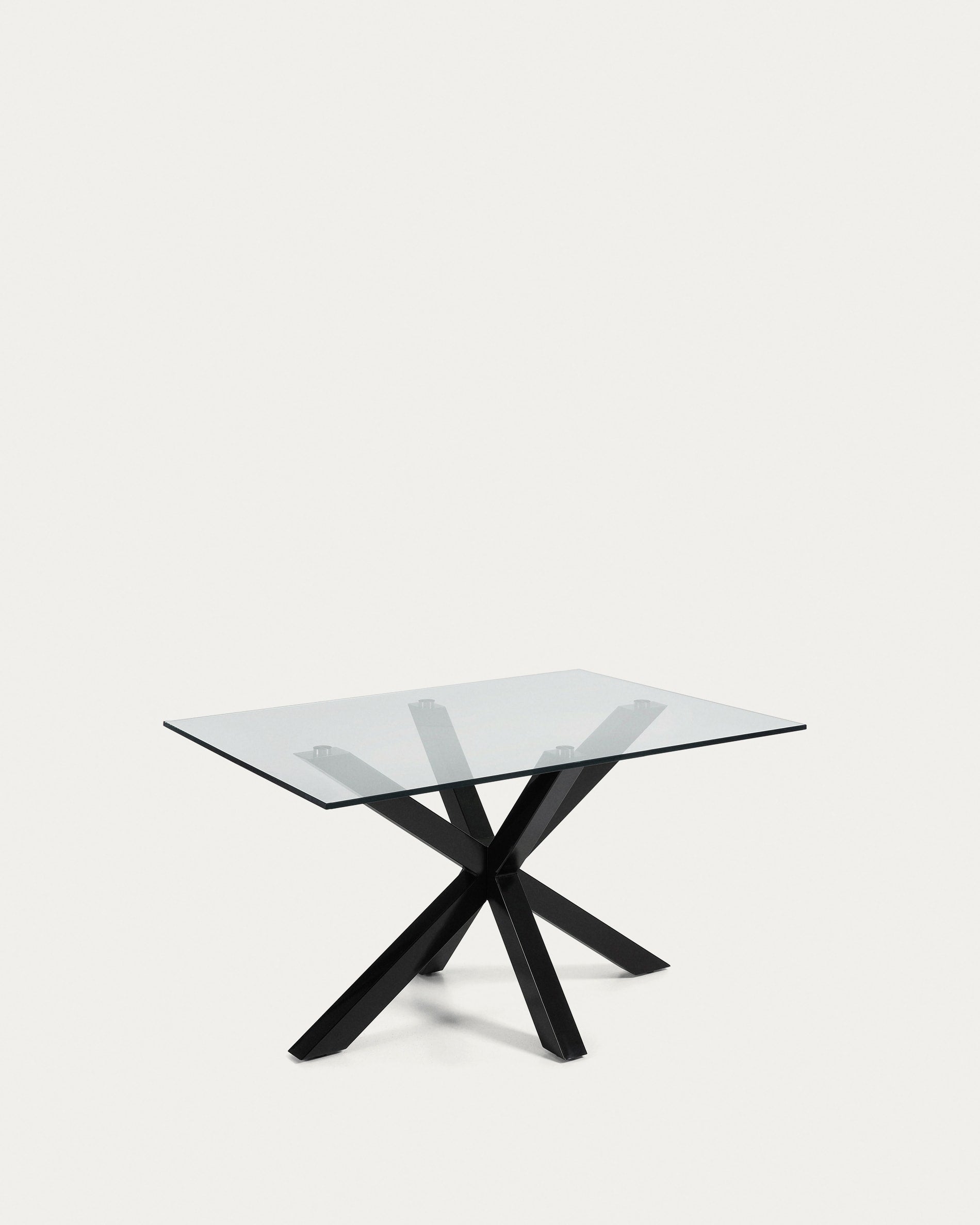 Moderner Argo Couchtisch 130x70 cm mit klarer Glasplatte und stilvollen schwarzen Stahlbeinen, ideal für zeitgemässe Einrichtungen.