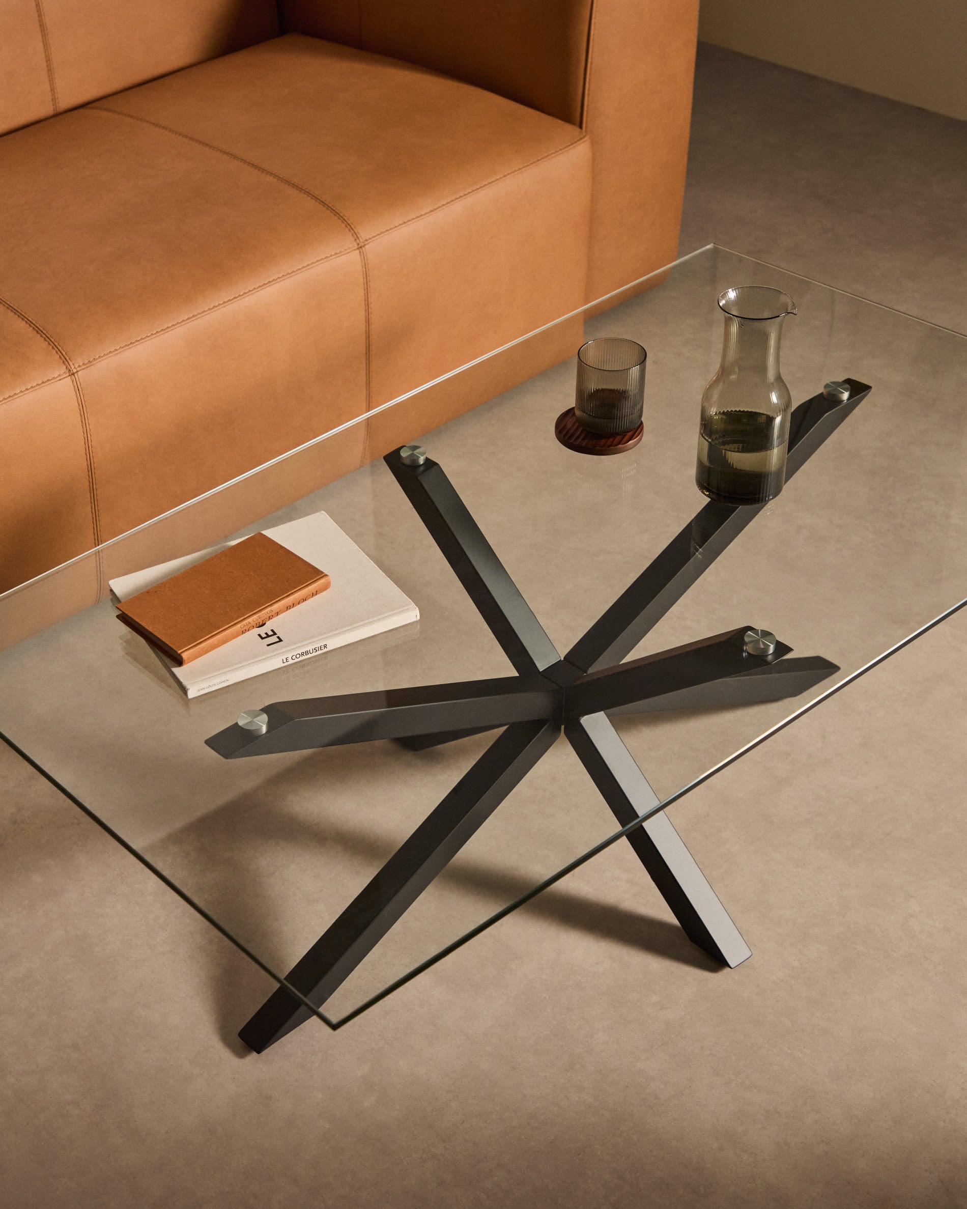 Eleganter Argo Couchtisch 130x70 cm mit Glasplatte und schwarzen Stahlbeinen, perfekt für moderne und stilvolle Einrichtungen.