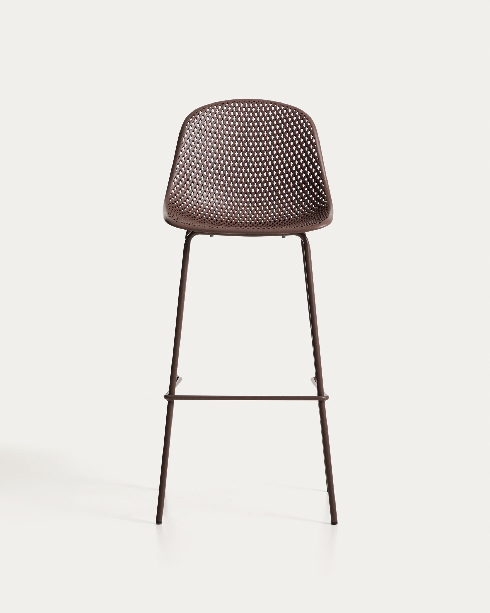 Eleganter brauner Outdoor-Hocker Quinby, 75 cm, perfekt für gemütliche Momente im Freien, hergestellt von Kave Home.