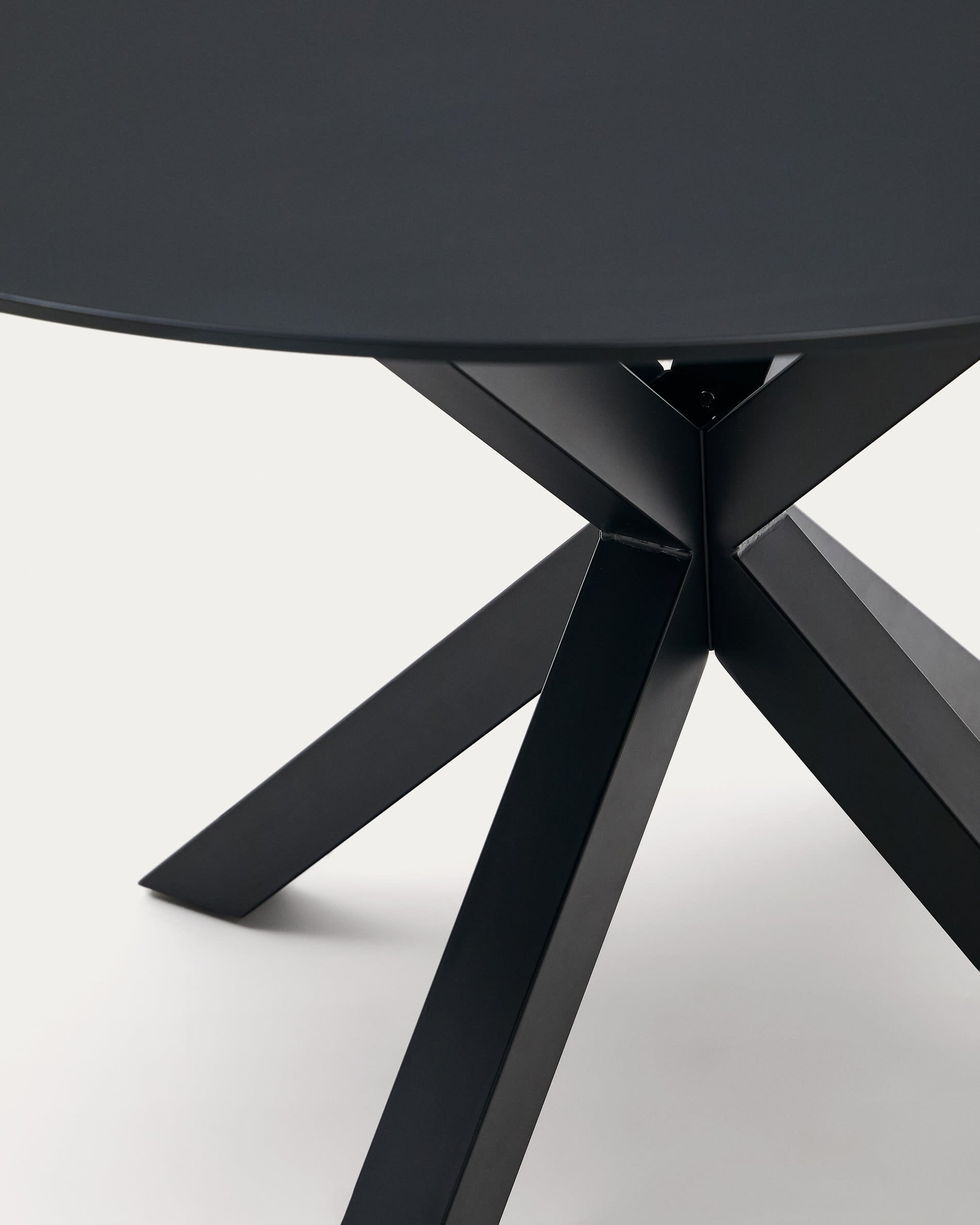 Eleganter runder Esstisch Argo, Ø 120 cm, mit edler schwarzer Glasplatte und robusten Stahlbeinen – ideal für gesellige Momente.