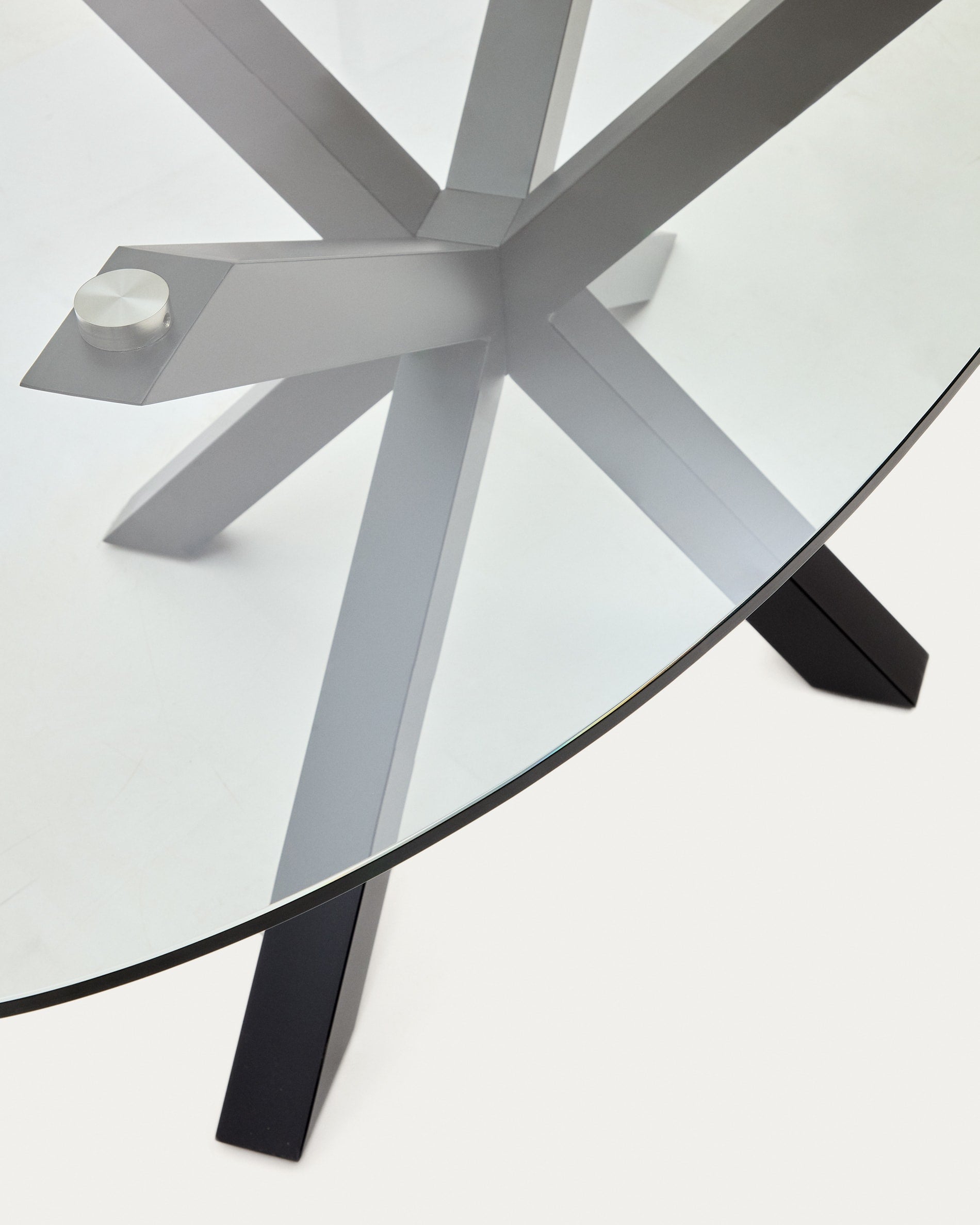Moderner ovaler Esstisch Argo von Kave Home, Ø 200 x 100 cm, mit eleganter Glasplatte und stabilen Stahlbeinen in Schwarz – perfekt für gesellige Runden.
