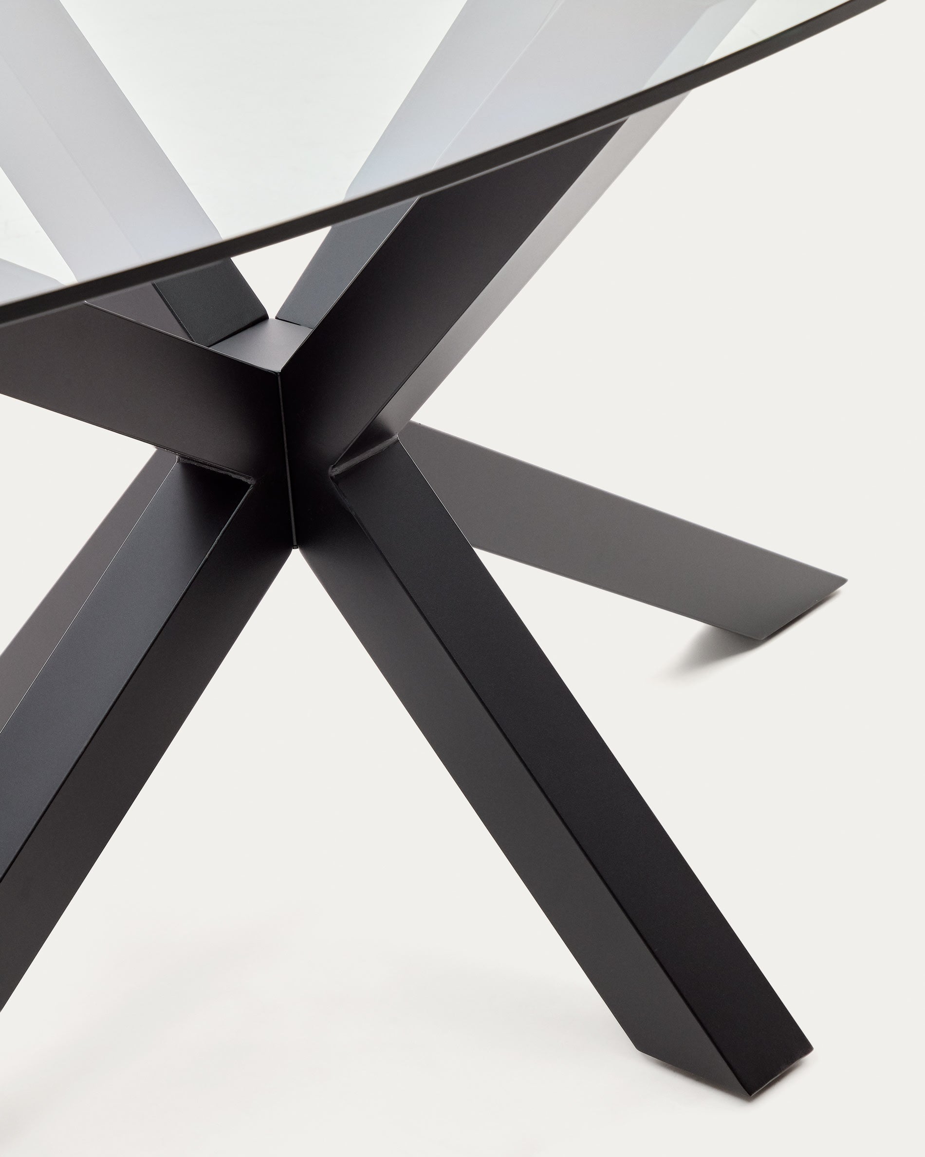 Ovaler Tisch Argo von Kave Home, Ø 200 x 100 cm, vereint stilvolles Design mit Funktionalität. Hochwertige Glasplatte und robuste Stahlbeine in Schwarz.