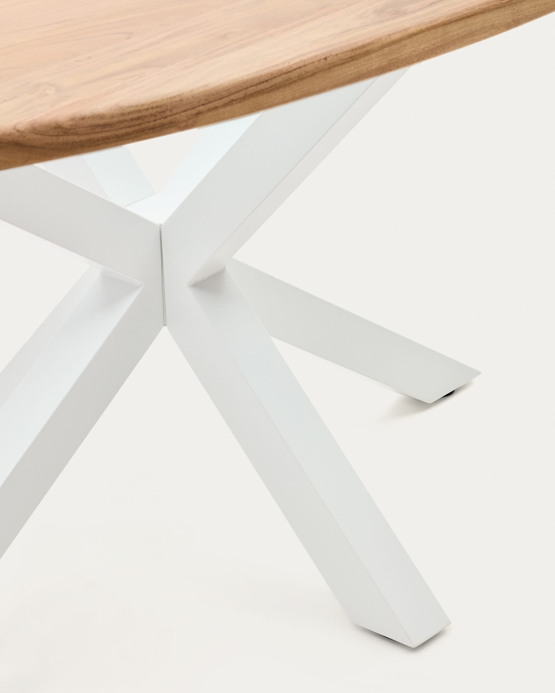 Ovaler Tisch Argo aus robustem Akazienholz mit stilvollen weißen Stahlbeinen, Ø 200 x 100 cm – ideal für gesellige Runden und elegantes Wohnen.