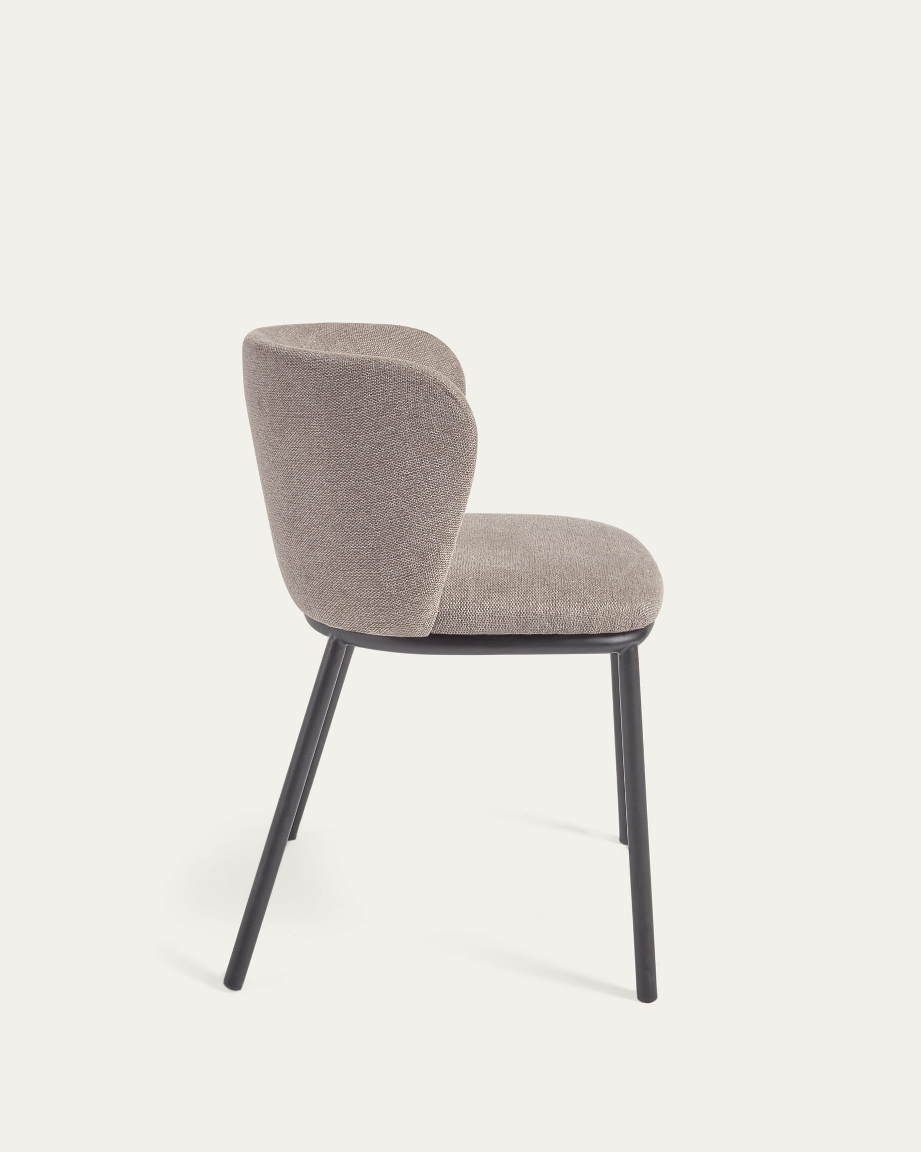 Moderner Ciselia Stuhl mit hellbrauner Chenille-Polsterung und robusten Stahlbeinen in schwarzem Finish, ideal für stilvolle Wohnräume.