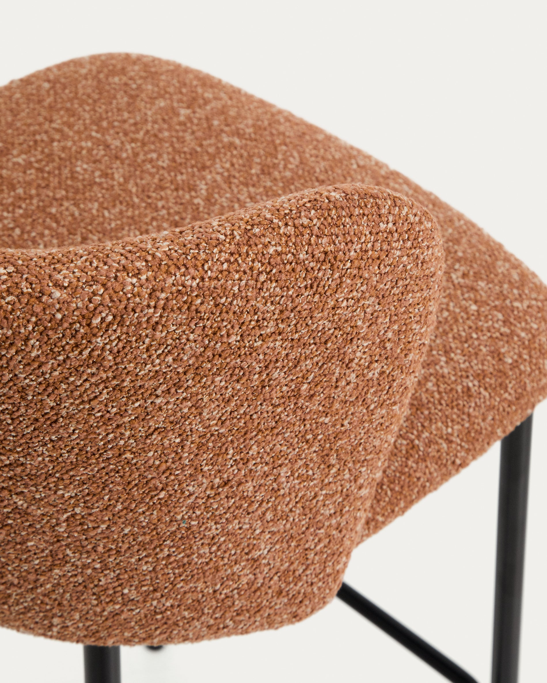 Eleganter Hocker Ciselia in warmem Terrakotta-Chenille, ausgestattet mit stabilen, schwarz lackierten Stahlbeinen – perfekt für stilvolle Bars und Küchen.