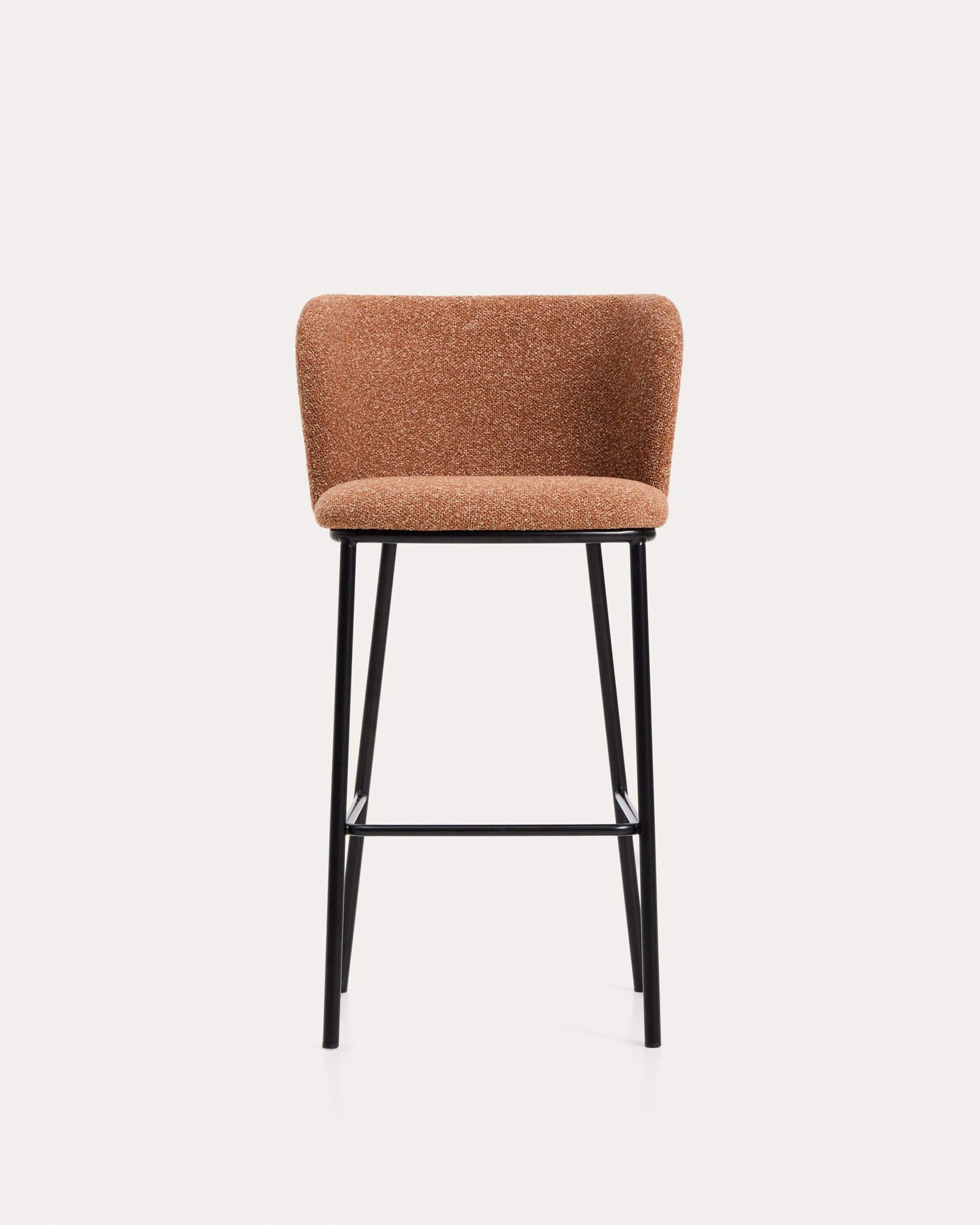 Stylischer Hocker Ciselia in warmem Terrakotta-Chenille, ausgestattet mit robusten Stahlbeinen in Schwarz – ideal für Bar und Lounge.