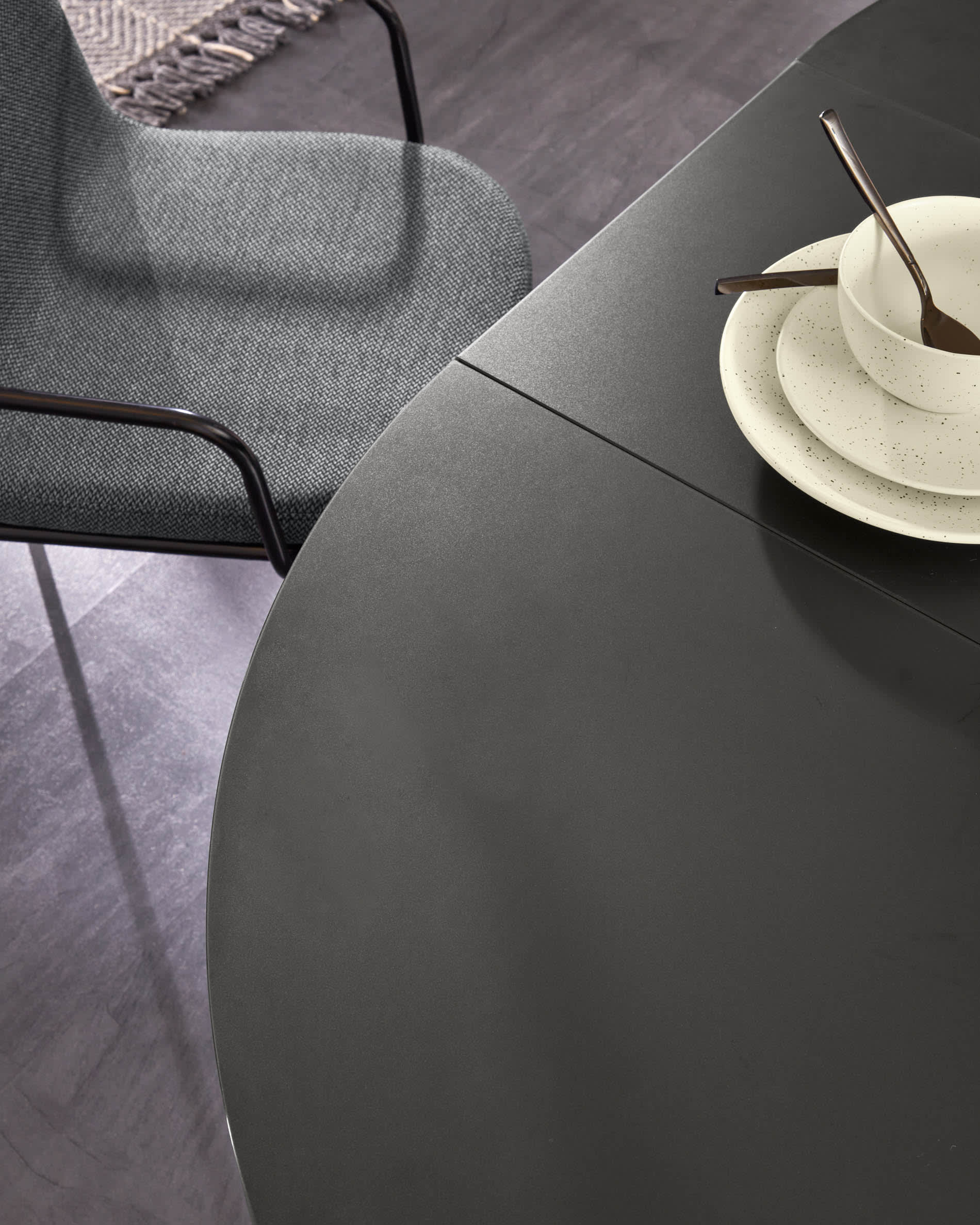 Eleganter runder Esstisch aus Glas mit robusten Stahlbeinen in Schwarz, Ø 120 cm, ausziehbar auf 160 cm, perfekt für gesellige Runden.