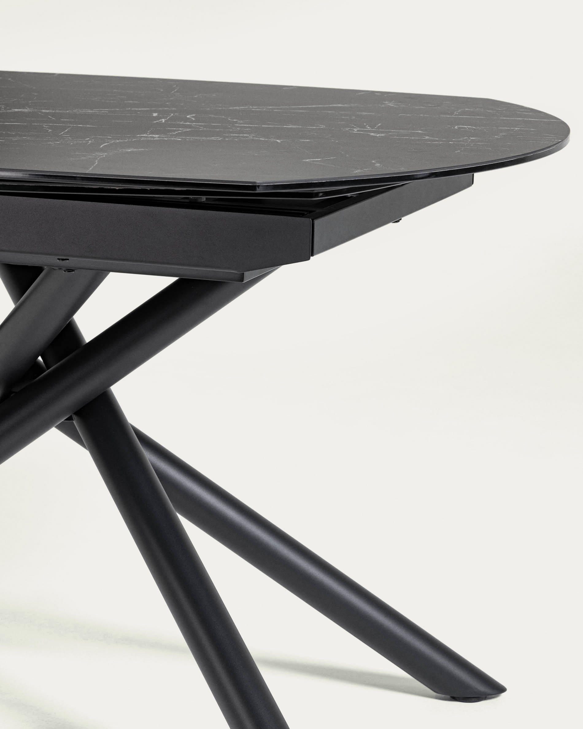 Eleganter ausziehbarer Tisch von Kave Home mit robuster Feinsteinzeugplatte und stabilen Stahlbeinen, perfekt für jedes Esszimmer.