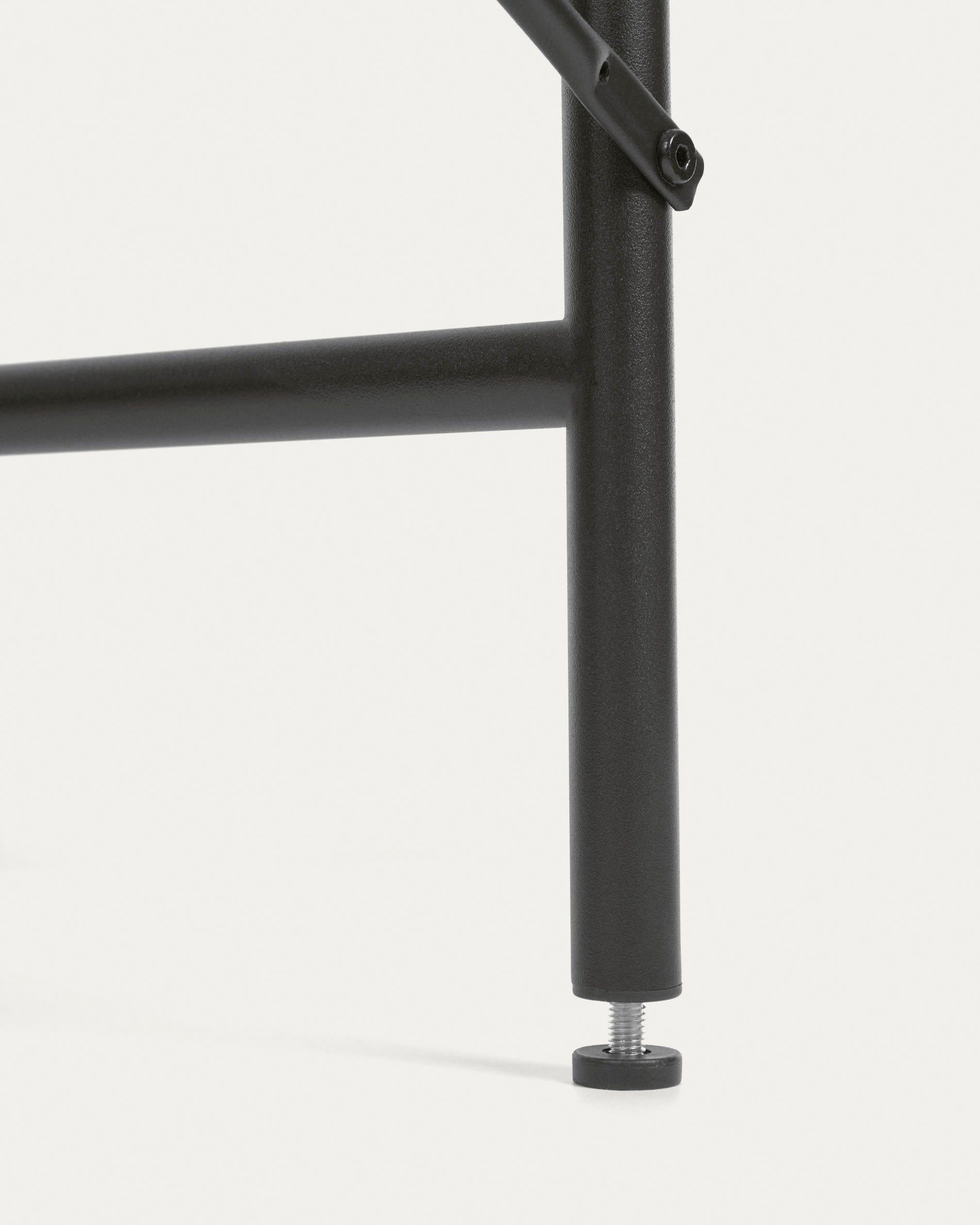 Moderner Galatia Tisch von Kave Home, 120 x 60 cm, mit stilvollem schwarzen Melamin und stabilen Metallbeinen – ideal für jedes Esszimmer.