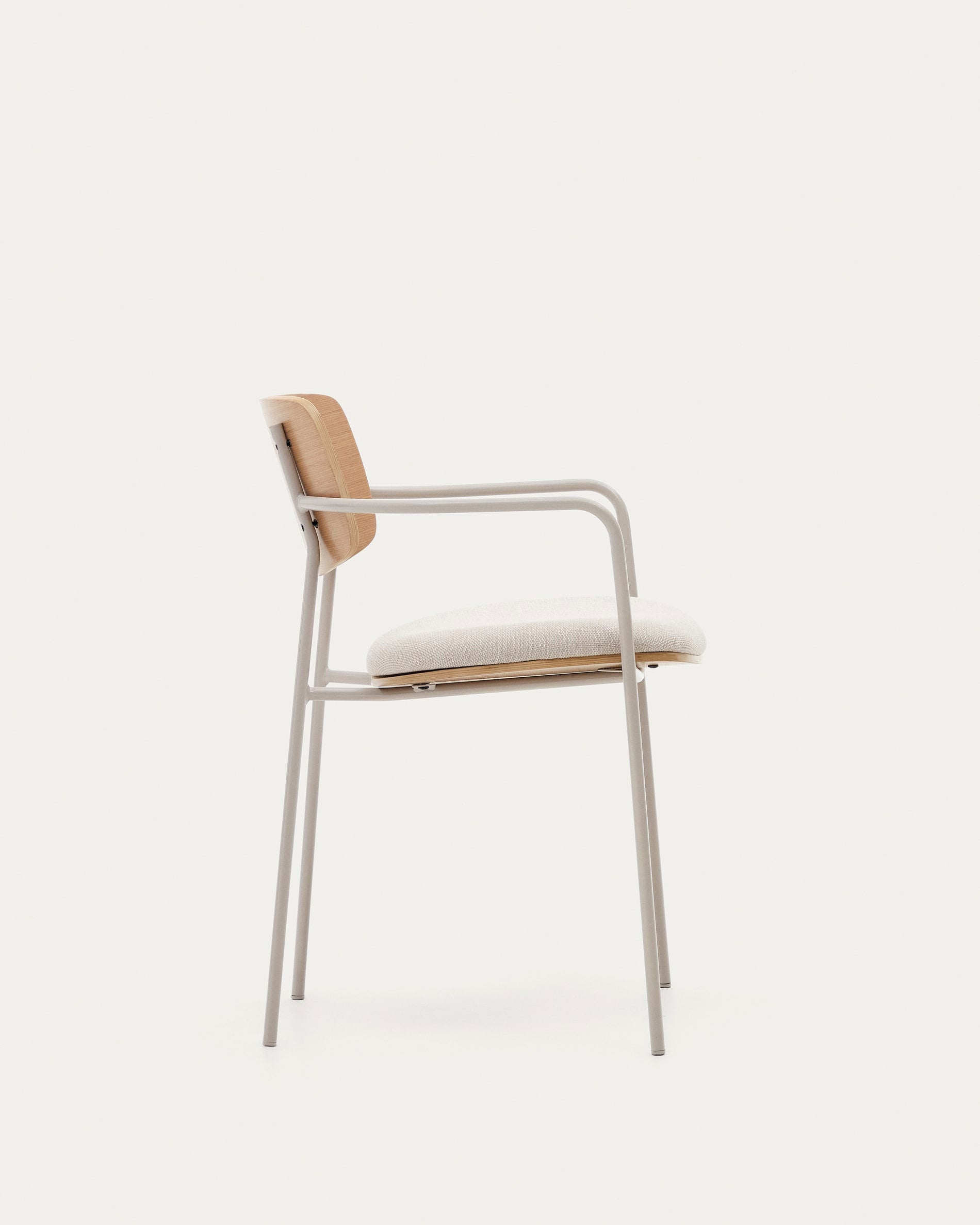 Stapelbarer Maureen Stuhl aus Pappelschichtholz mit hellem Finish und stabilen Metallbeinen in Beige, ideal für moderne Wohnräume.