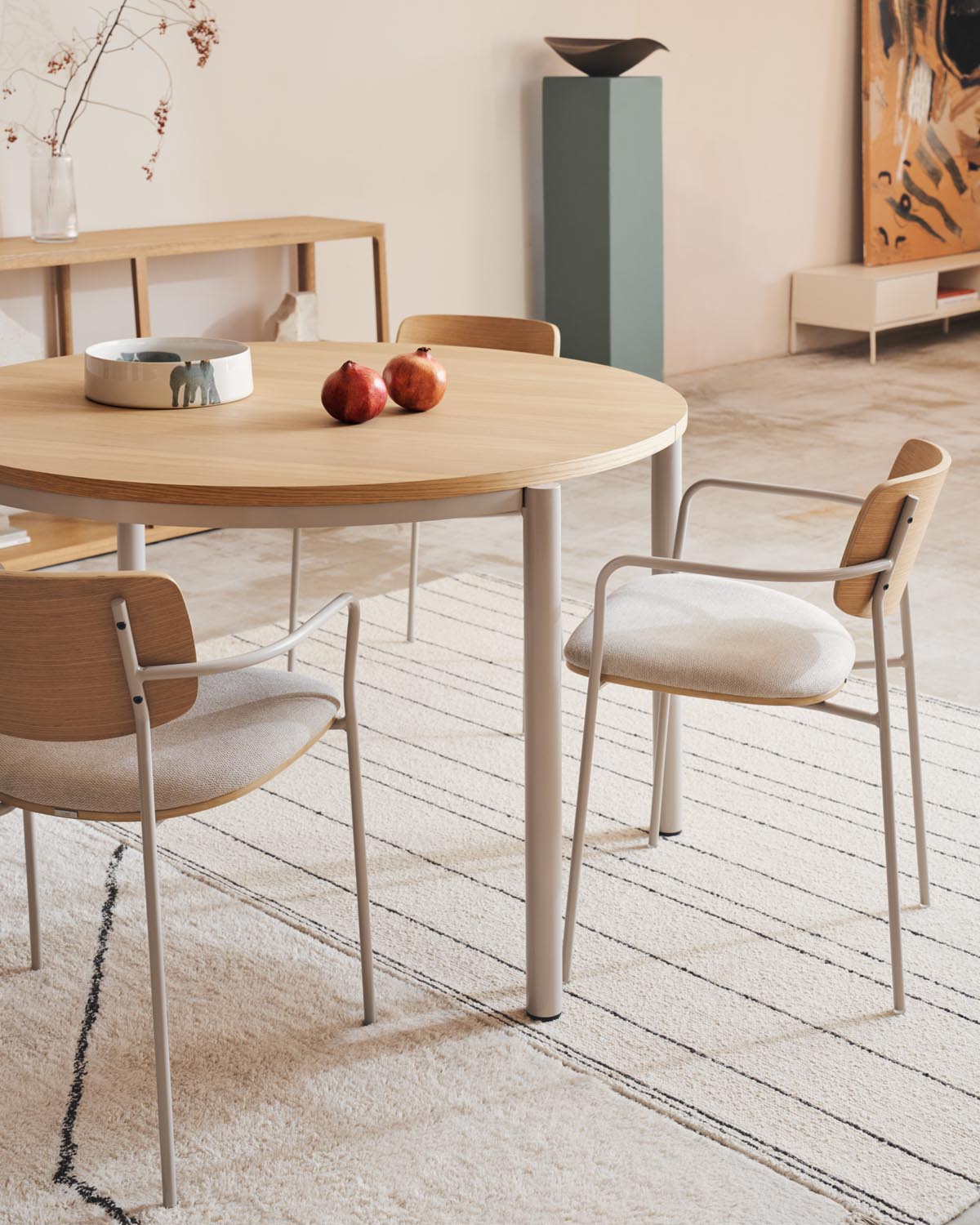 Maureen Stuhl: Eichenfurnier, stapelbar, beige Beine, natürliches Finish.