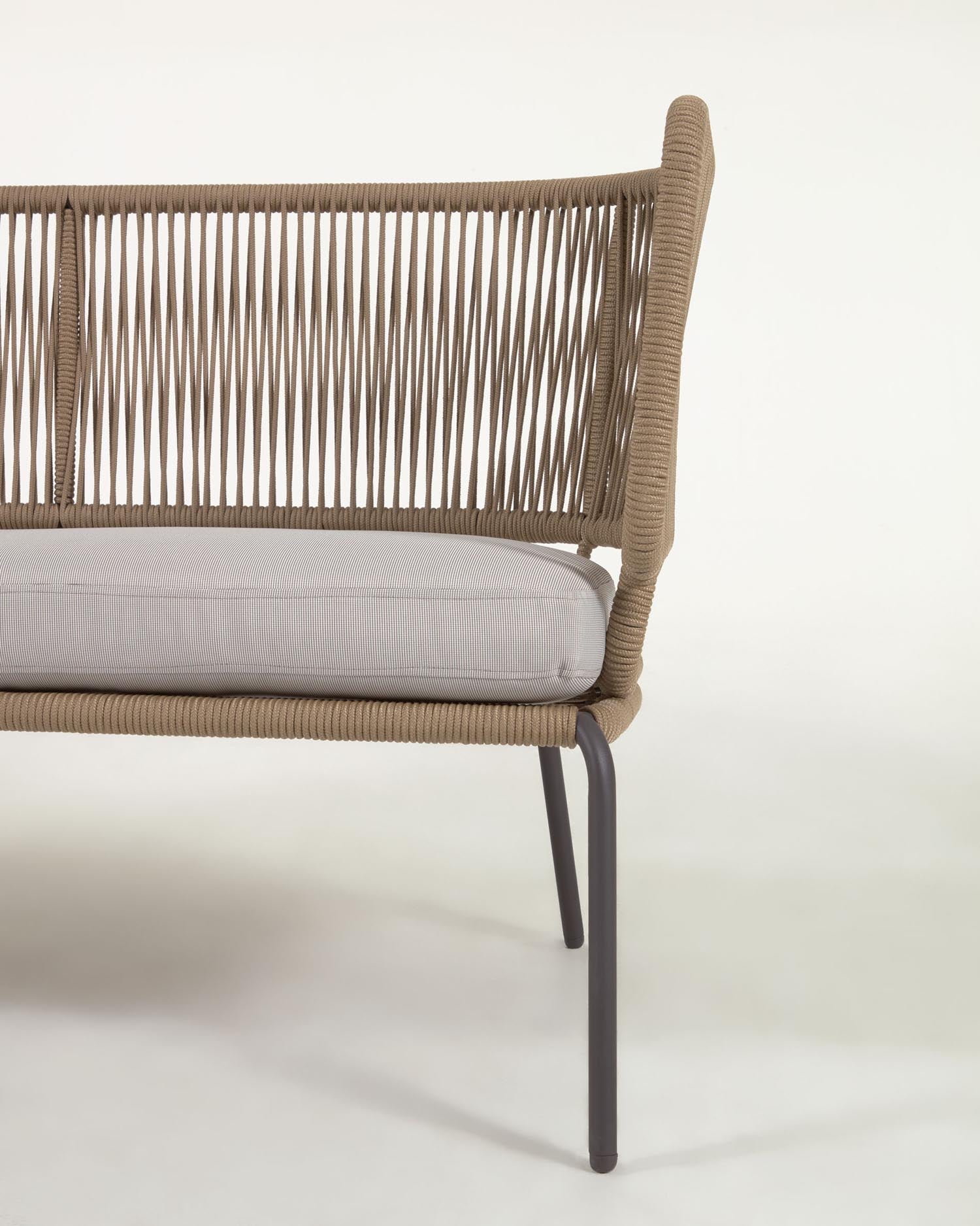 Das Nadin 2-Sitzer Sofa von Kave Home vereint elegantes Design mit robusten Materialien, ideal für entspannte Stunden im Freien.
