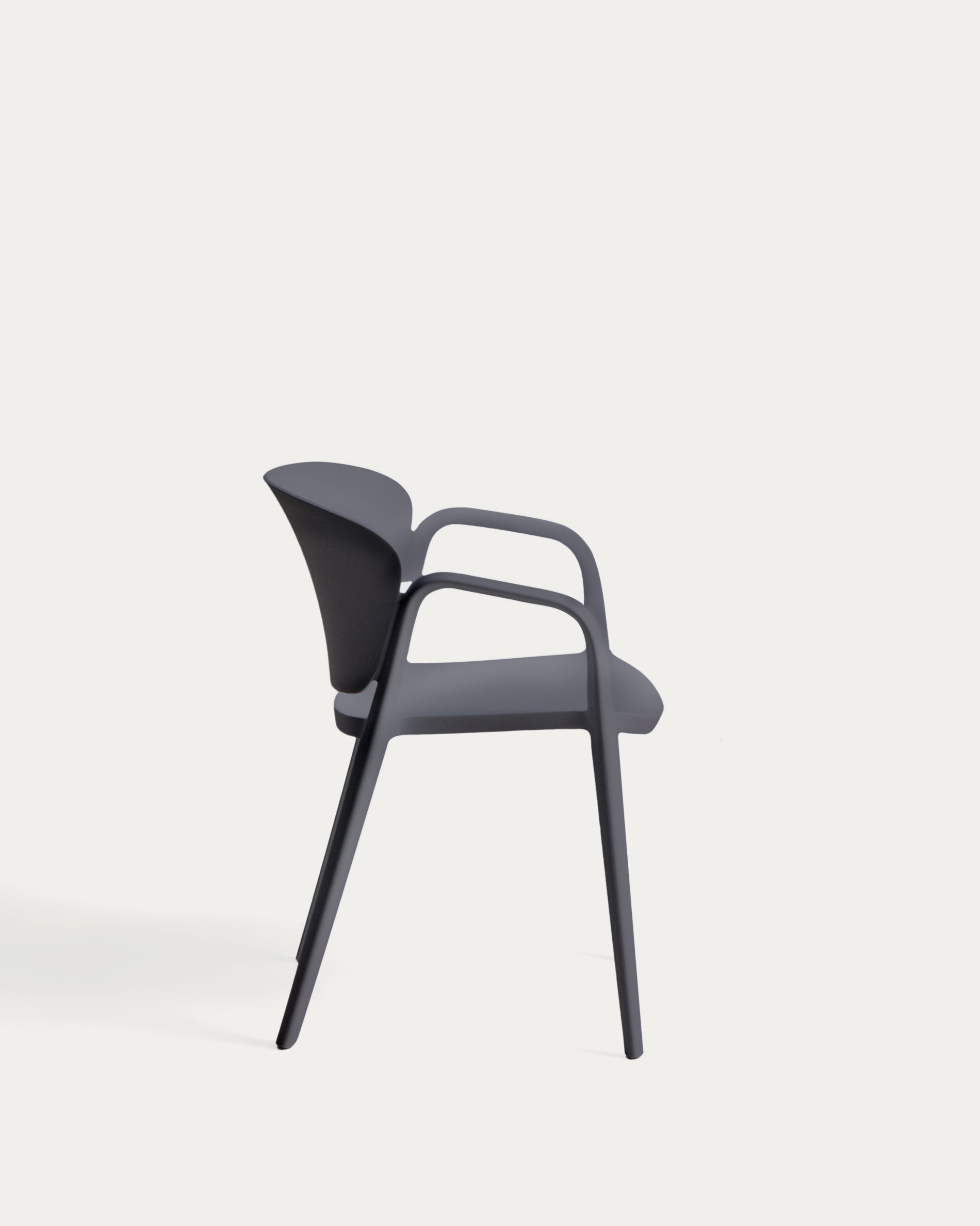 Eleganter Stapelstuhl Ania in Dunkelgrau, ideal für den Außenbereich, robust und stilvoll für Garten und Terrasse.