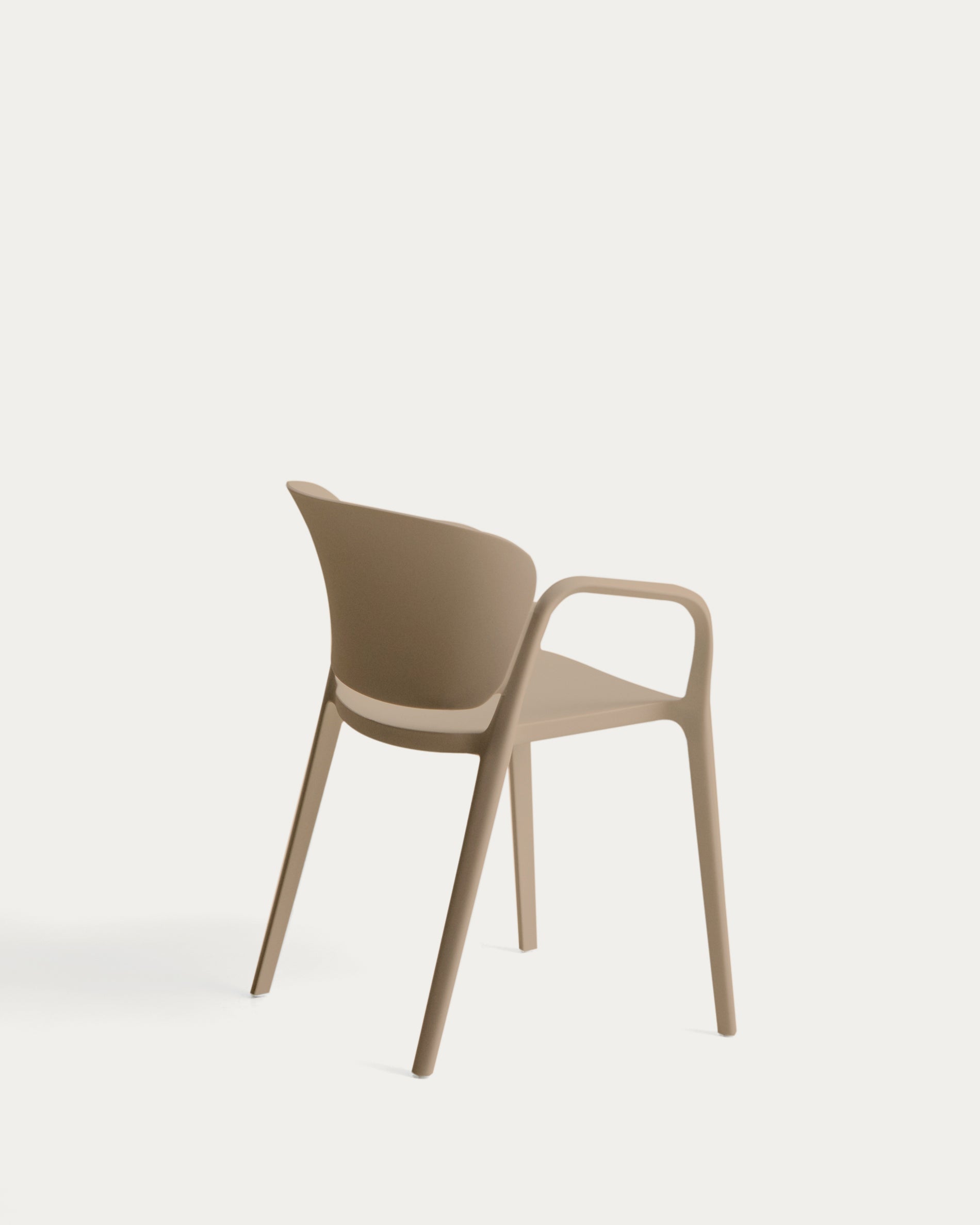 Beige Outdoor-Stapelstuhl Ania von Kave Home, perfekt für Gartenmöbel, vereint Komfort und modernes Design für entspannte Stunden im Freien.