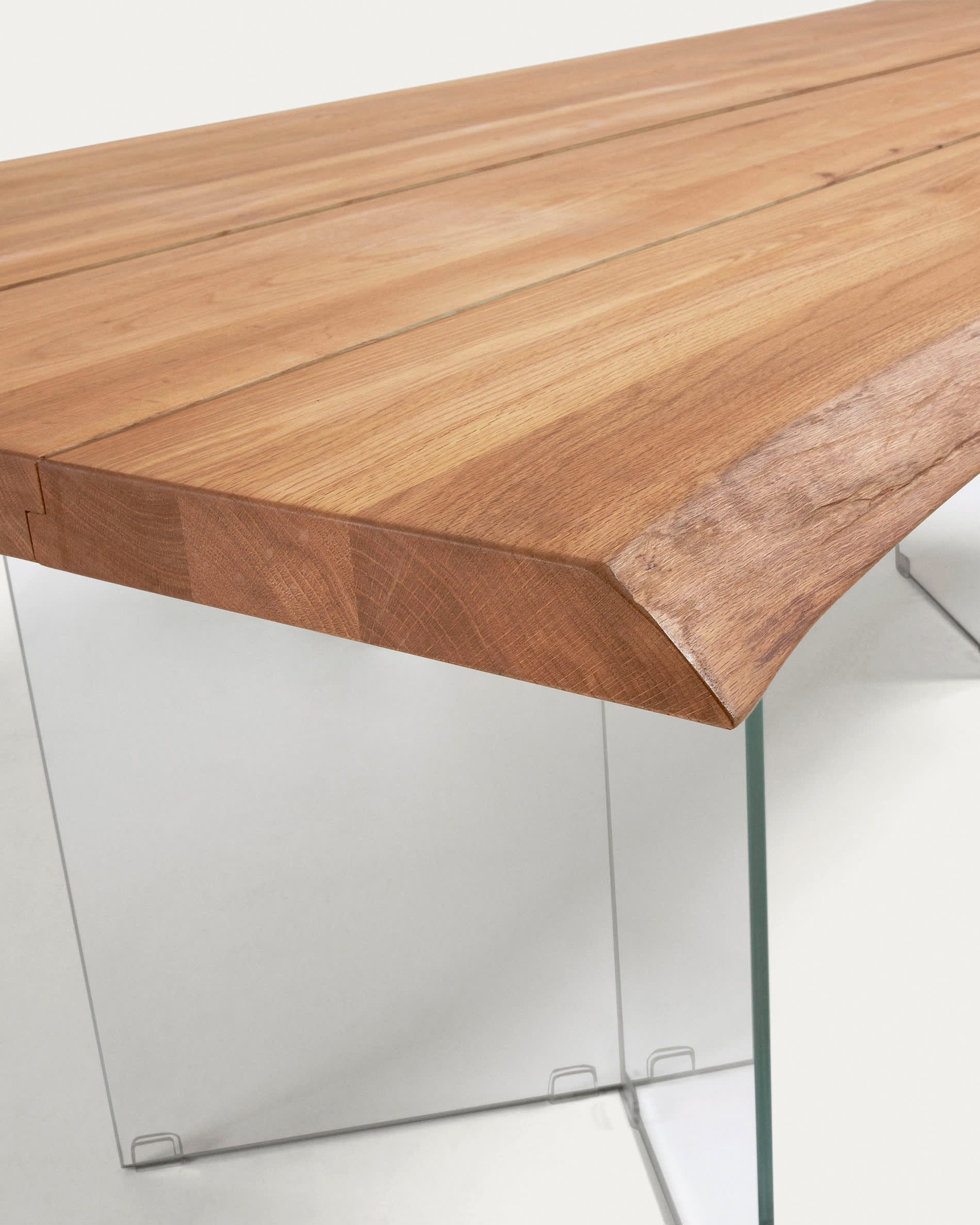 Stilvoller Lotty Tisch mit Eichenfurnier und Glasbeinen (160 x 90 cm) – vereint Eleganz und Funktionalität für Ihr Esszimmer.