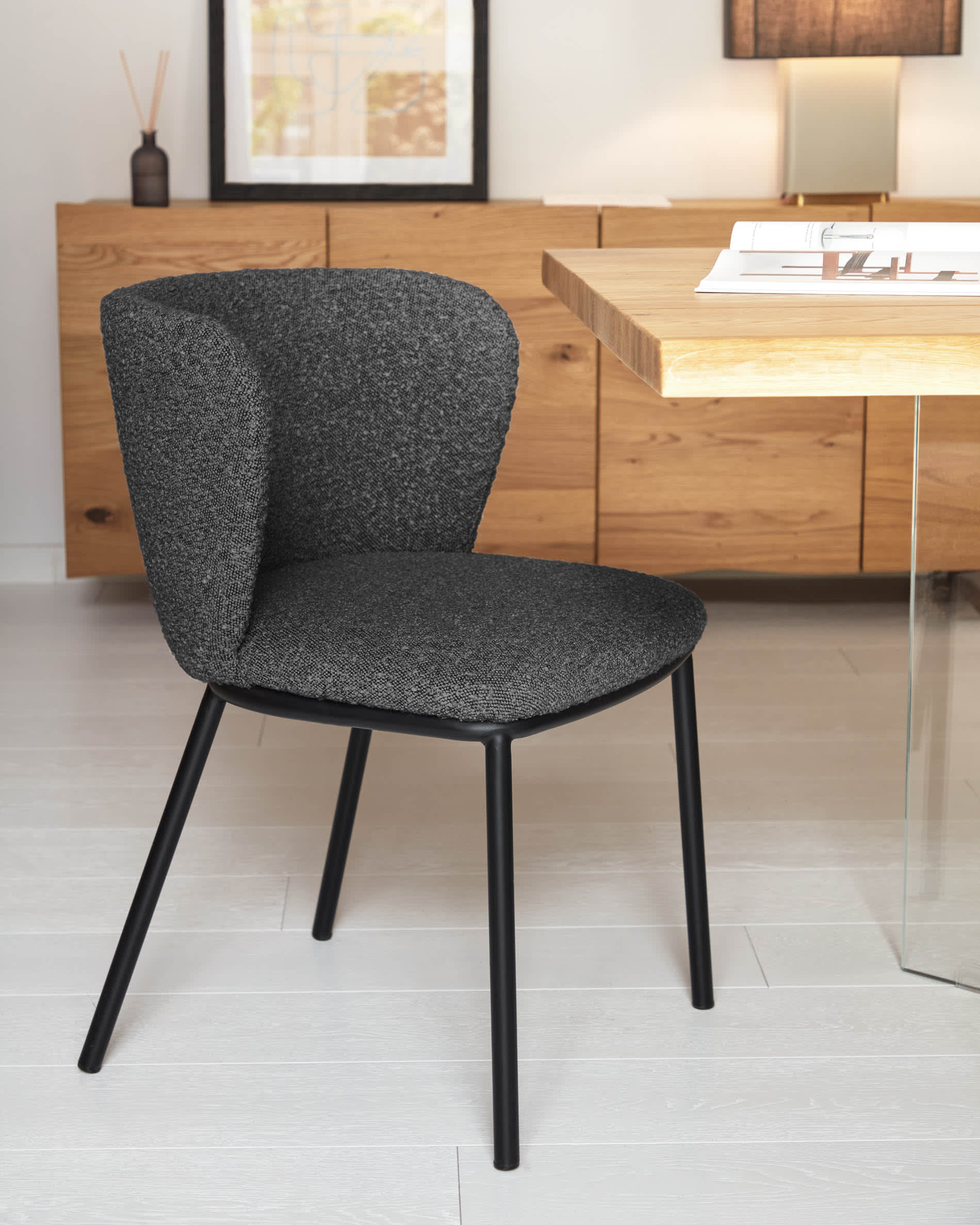 Entdecken Sie den Lotty Tisch von Kave Home: Eichenfurnier mit natürlichem Finish und schwebenden Glasbeinen, 160 x 90 cm – ideal für stilvolle Esszimmer.