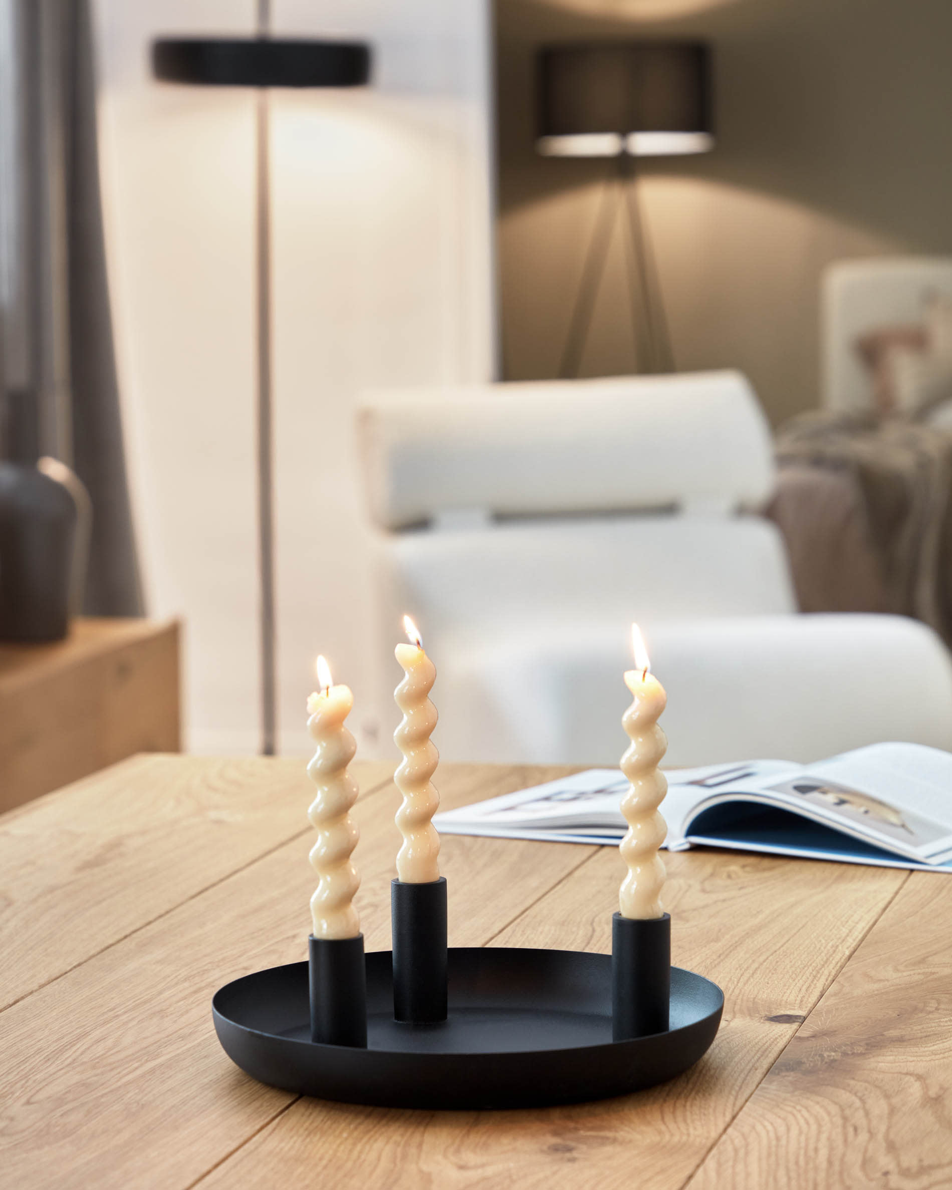 Entdecken Sie den stilvollen Lotty Tisch aus Eichenfurnier mit Glasbeinen, 160 x 90 cm – ideal für moderne Esszimmer und gesellige Runden.