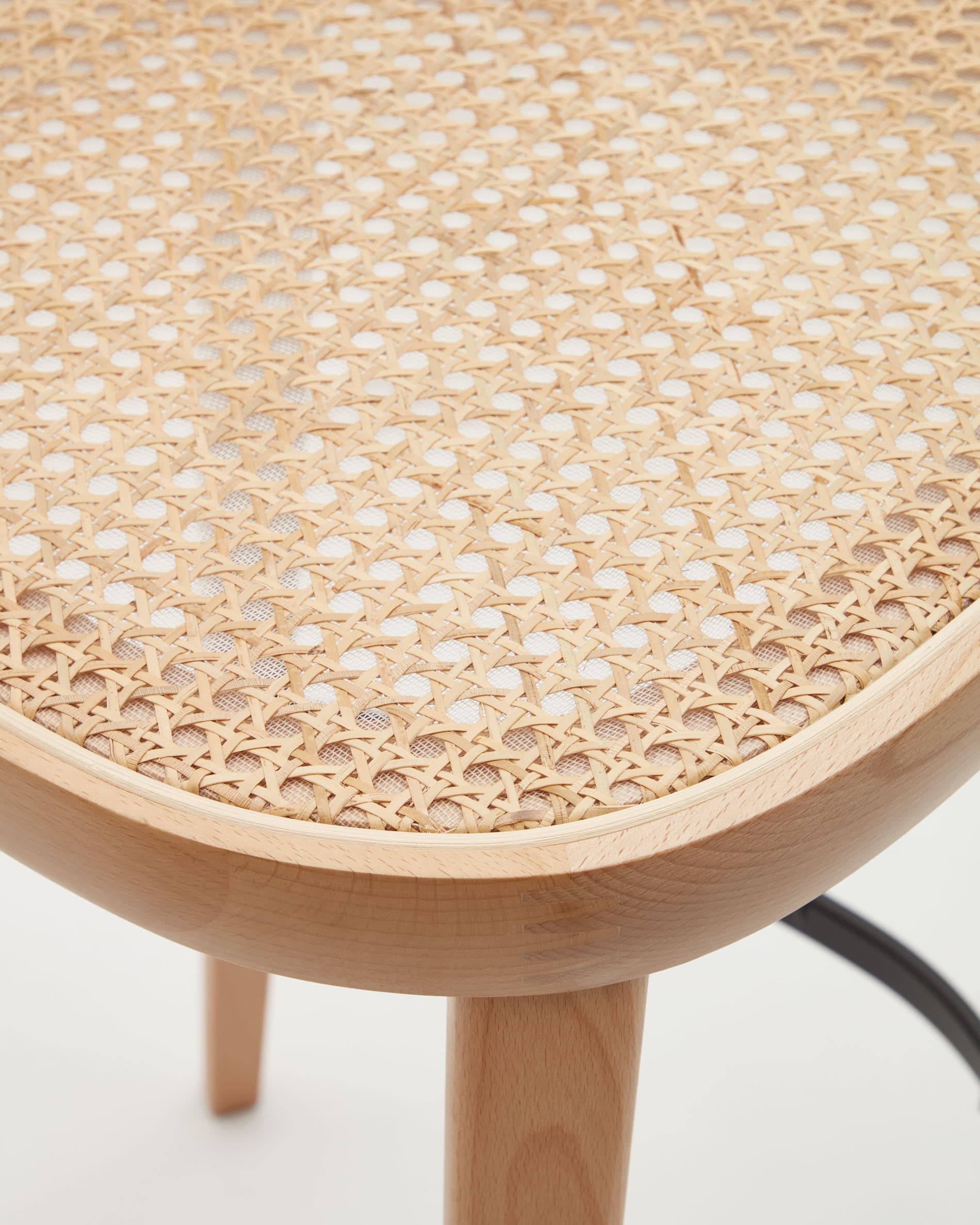 Der elegante Romane Hocker aus Buchenholz mit natürlichem Finish und Rattan-Sitz (75 cm) vereint Stil und Funktionalität für Ihr Zuhause.