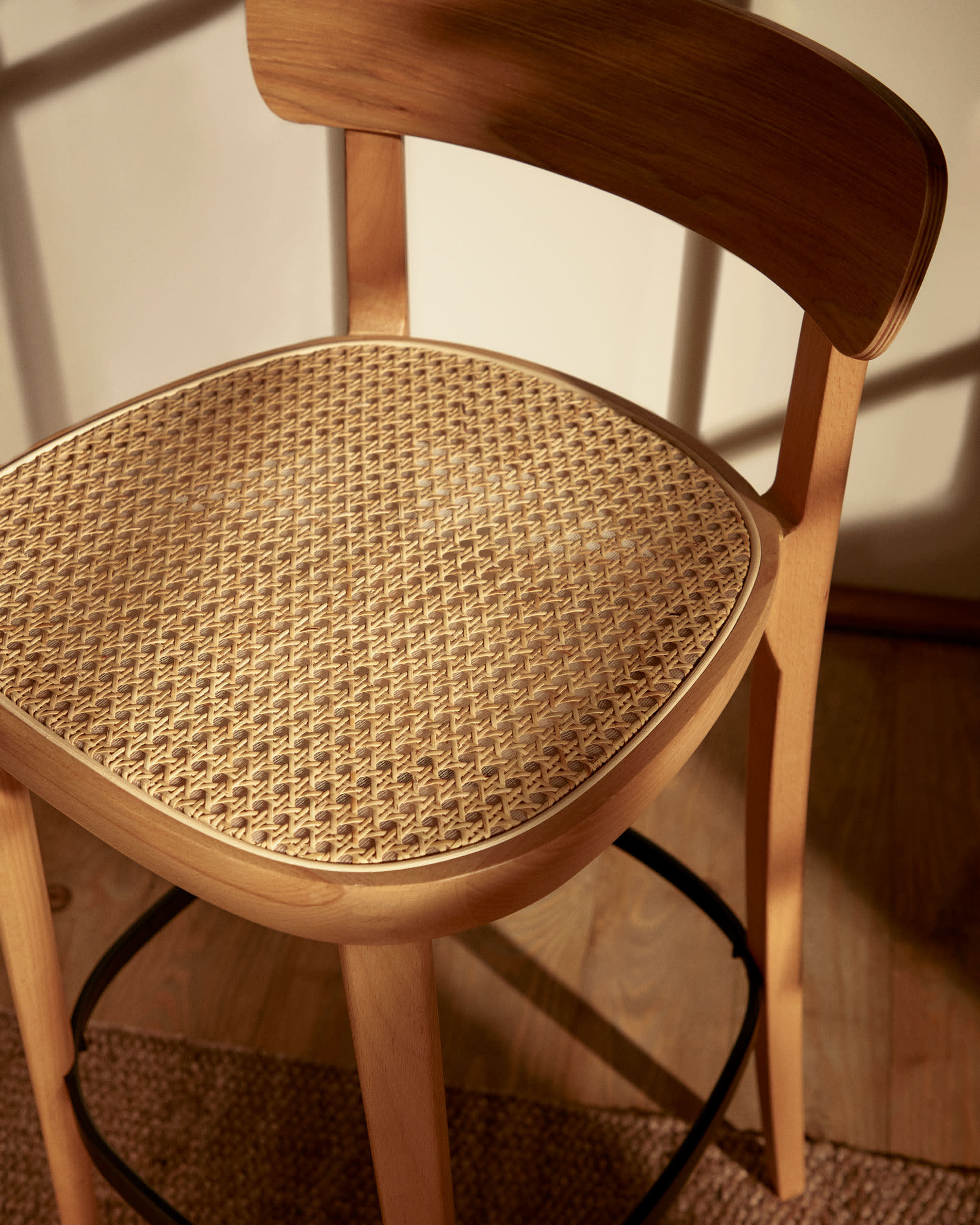 Eleganter Romane Hocker aus Buchenholz mit Eschenfurnier und Rattan, 75 cm hoch, natürliches Finish, ideal für stilvolle Einrichtungen.