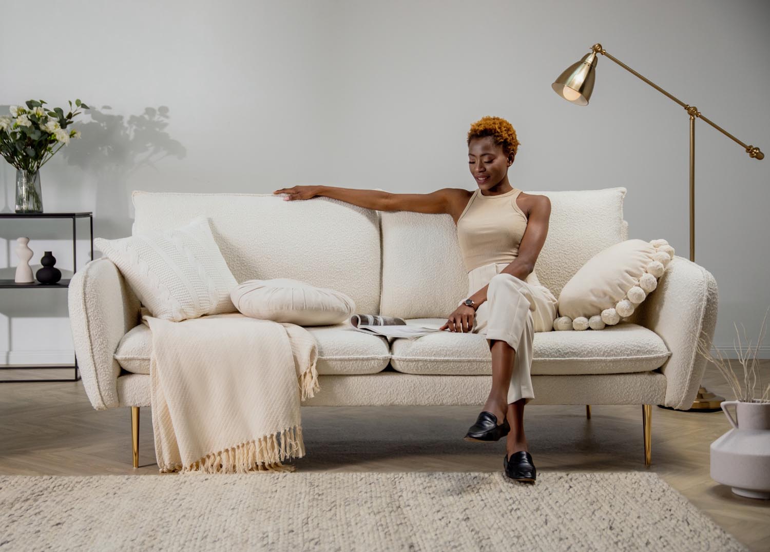 Stilvolles 2-Sitzer Sofa im Boucle-Stil, sanfte Beigetöne und edle goldene Details, perfekt für zeitgemäße Inneneinrichtungen.
