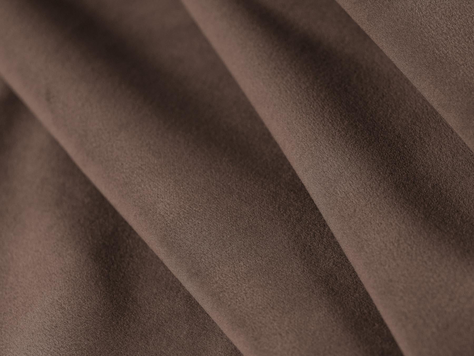 Elegantes 3-Sitzer Sofa Matera in warmem Braun, ideal für gemütliche Abende, bietet praktische Schlaffunktion und Stauraum für zusätzlichen Komfort.