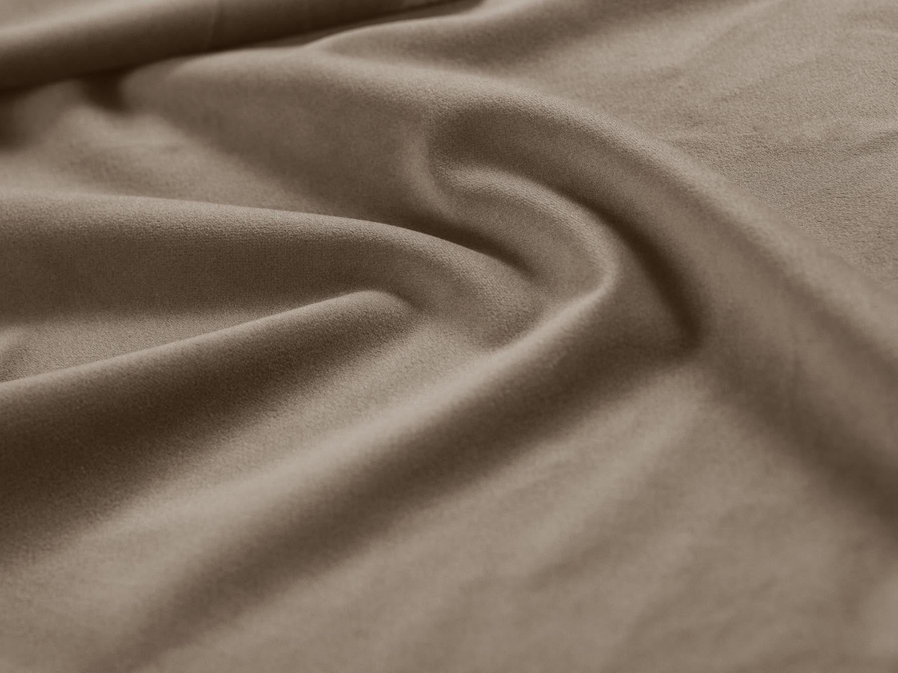 Stilvolles 4-Sitzer Sofa Treno in edlem Cappuccino-Bluvel, perfekt für gemütliche Abende und stilvolle Einrichtung.