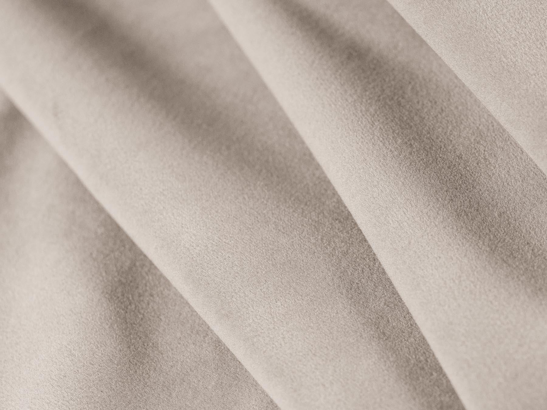 Beige 4-Sitzer Ecksofa Matera mit praktischer Schlaffunktion und Stauraum, perfekt für stilvolle und funktionale Wohnräume von Cosmopolitan Design.