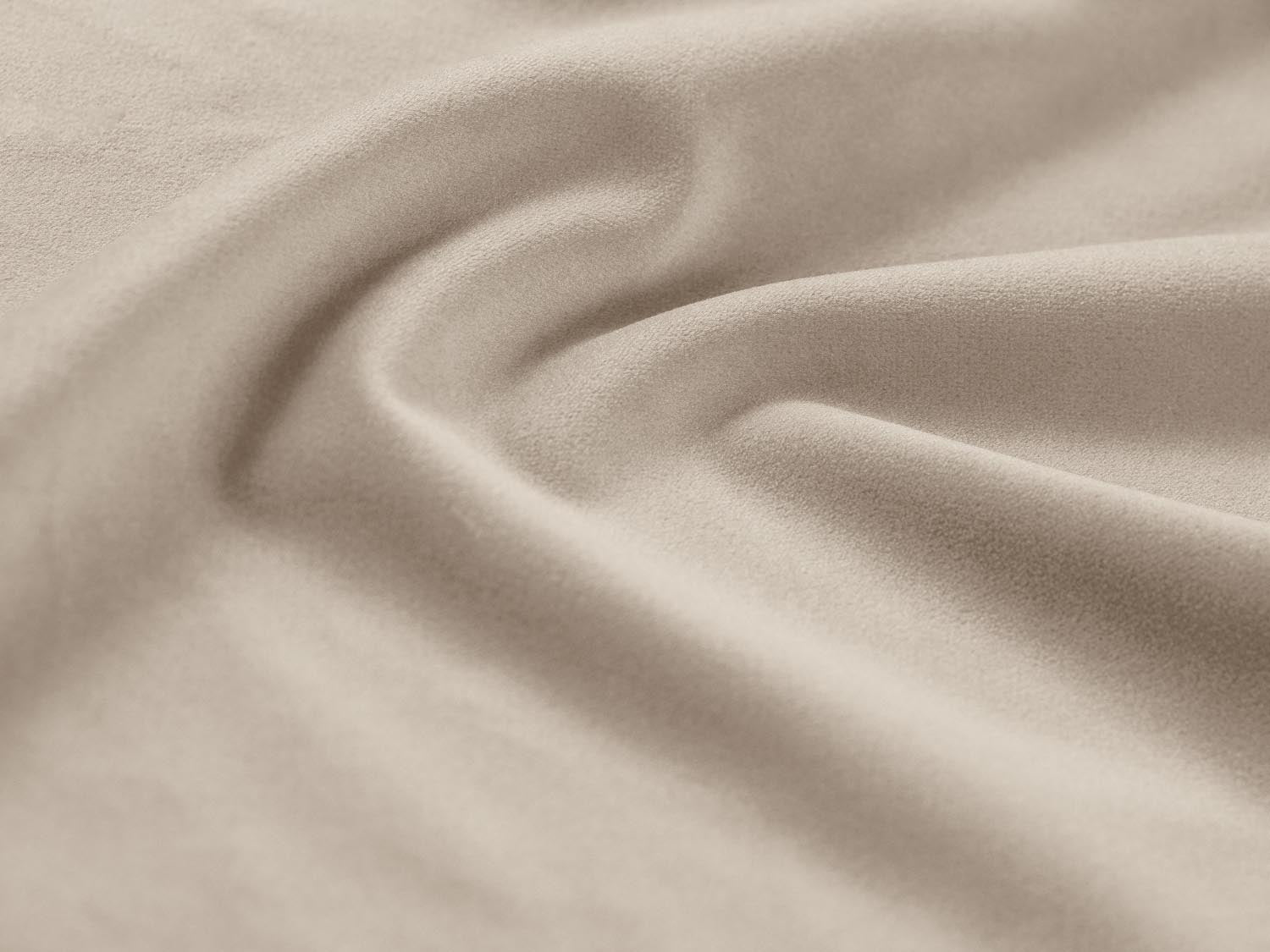 Elegantes Kyoto Velour Panoramic Sofa in sanftem Beige, 7-Sitzer mit cleverem Stauraum und gemütlicher Schlaffunktion für Übernachtungsgäste.