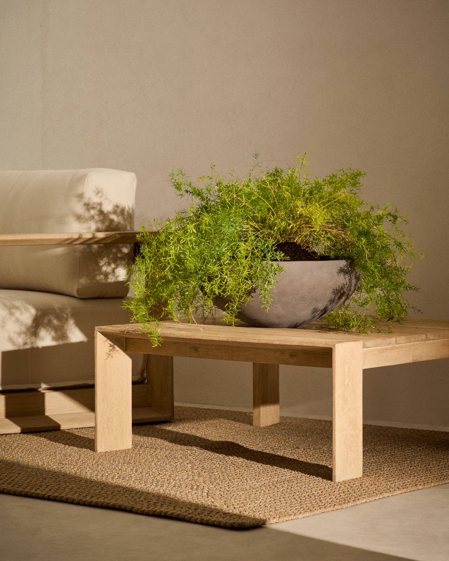 Set Nura: 2 elegante Terrakotta-Blumentöpfe mit Zementoptik (Ø55 cm) für stilvolle Pflanzenpräsentation in jedem Raum.