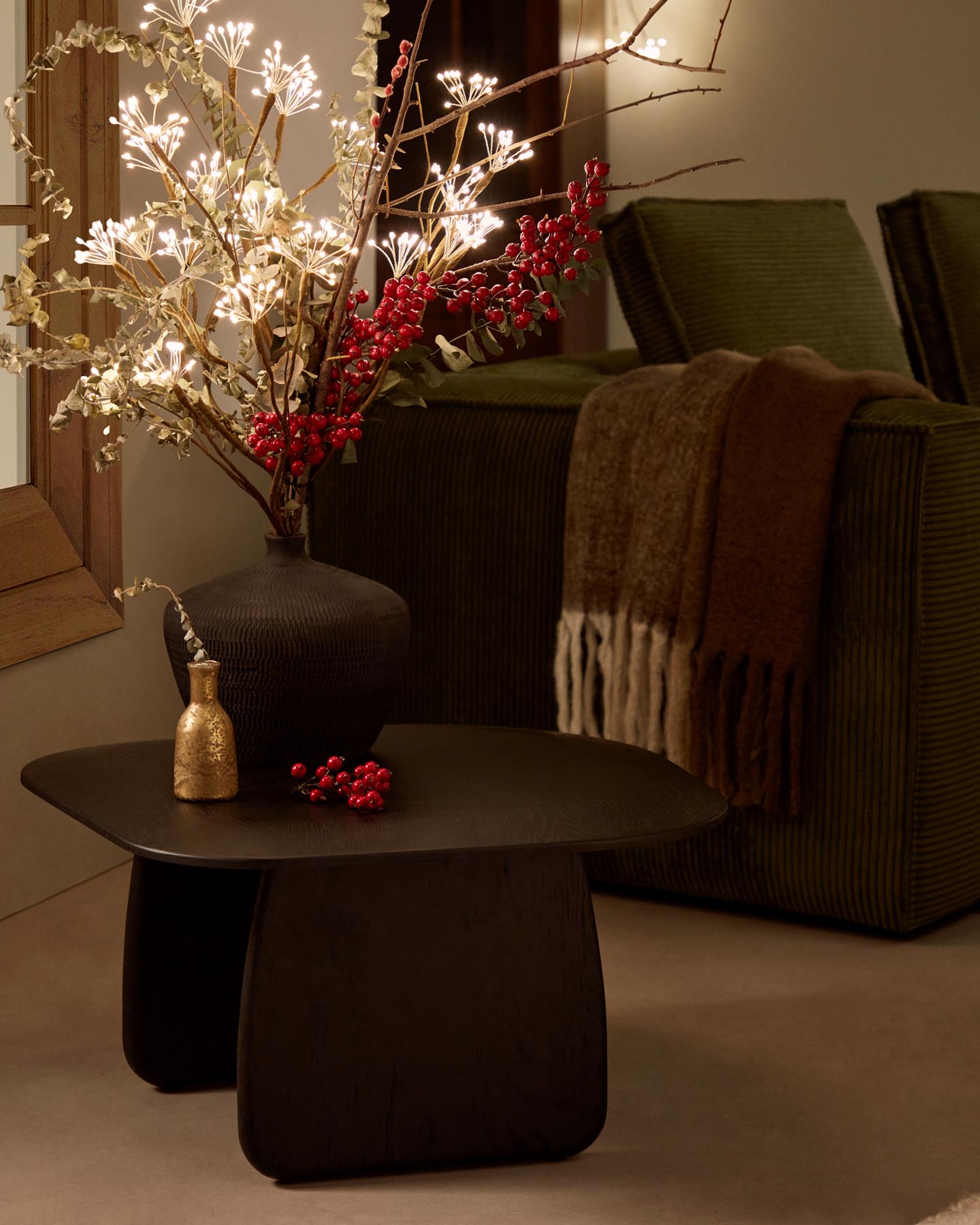Elegante Jaya Lichtergirlande in Zweigdesign, 90 cm, warmes Gelb, perfekt für stimmungsvolle Beleuchtung und einladende Wohnräume.