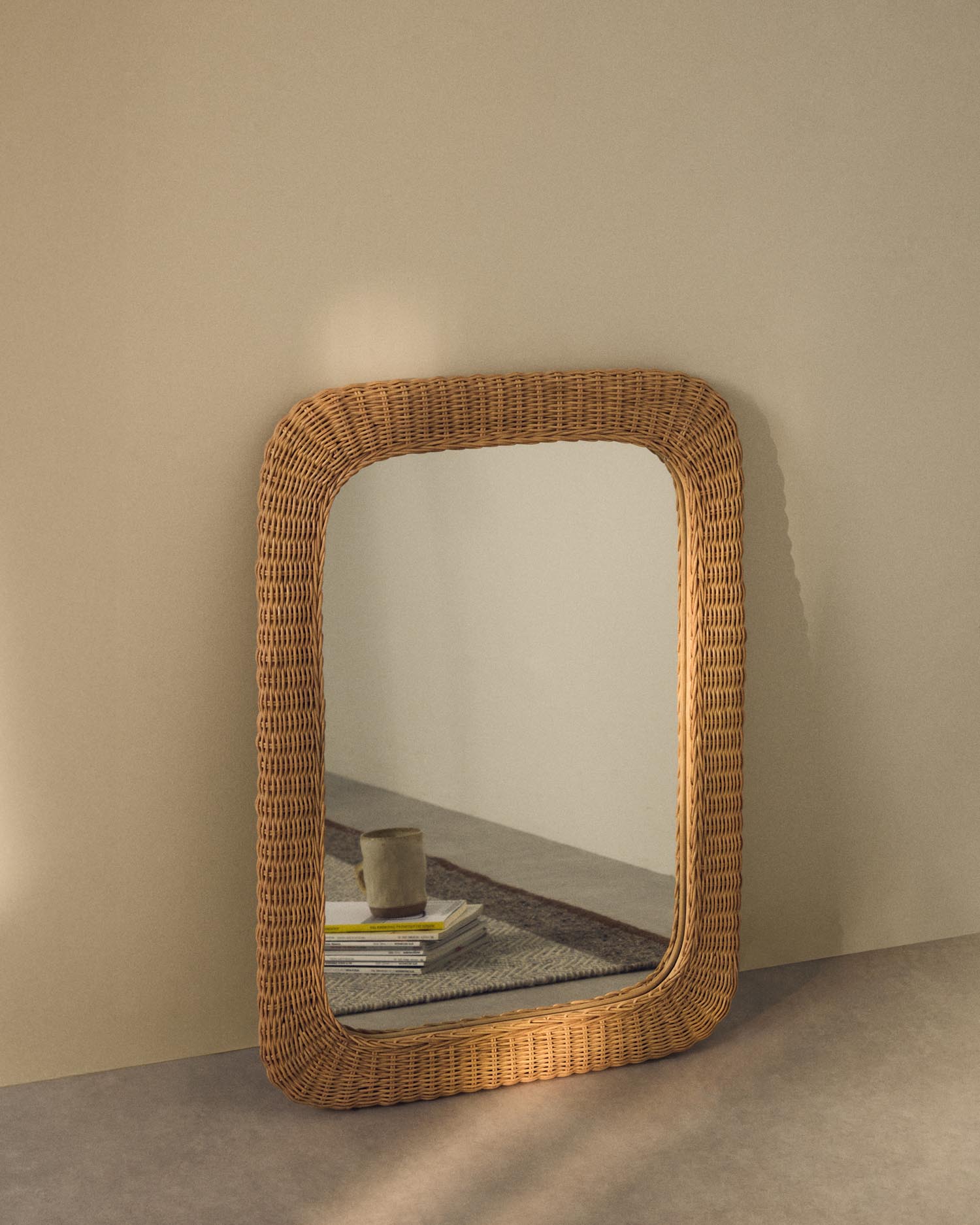Entdecken Sie den Rattanspiegel Zilna von Kave Home – ein stilvolles, 58 x 79 cm großes Design-Highlight für Ihr Zuhause.
