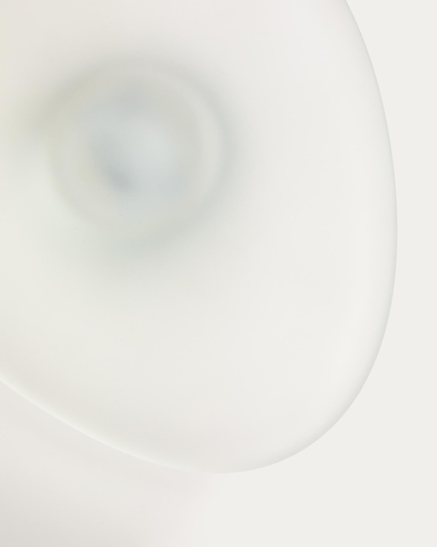 Stilvolle Dekoschale Vionze aus sanftem, beigefarbenem Glas, perfekt für kreative Deko-Ideen und als elegantes Wohnaccessoire.